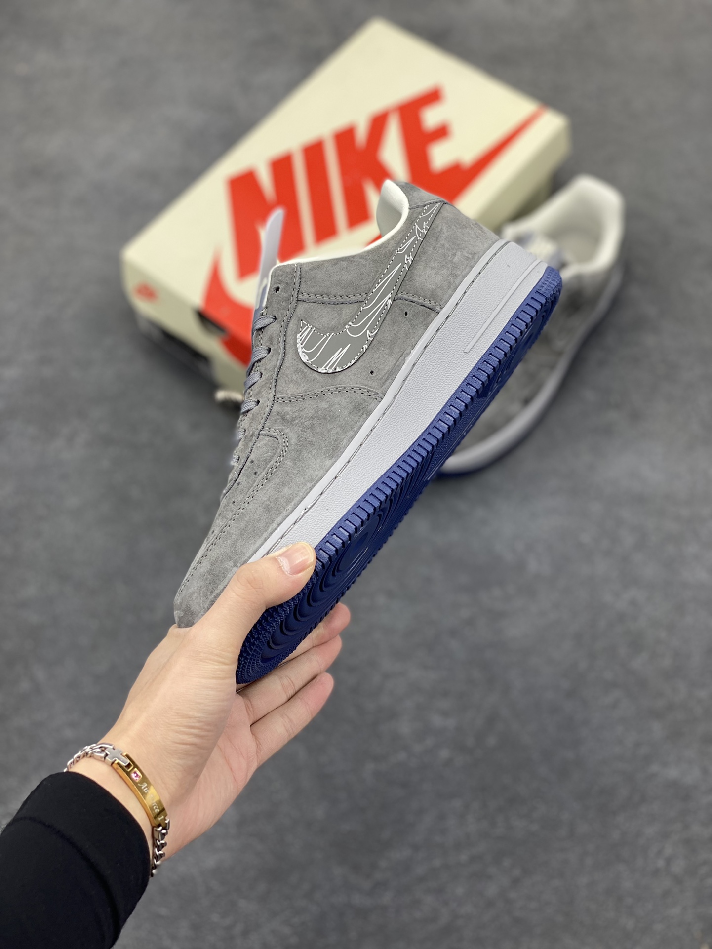 图片[3]-NIke Air Force 1 \’07 Low “UN联名——重影灰猪八”空军一号 低帮 运动鞋 休闲鞋 折边针车 工艺难度大 原楦头原纸板 原装鞋盒 定制五金配件 内置全掌气垫 原厂鞋底 货号：DF0188-018 尺码：36 36.5 37.5 38 38.5 39 40 40.5 41 42 42.5 43 44 44.5 45-选品中心