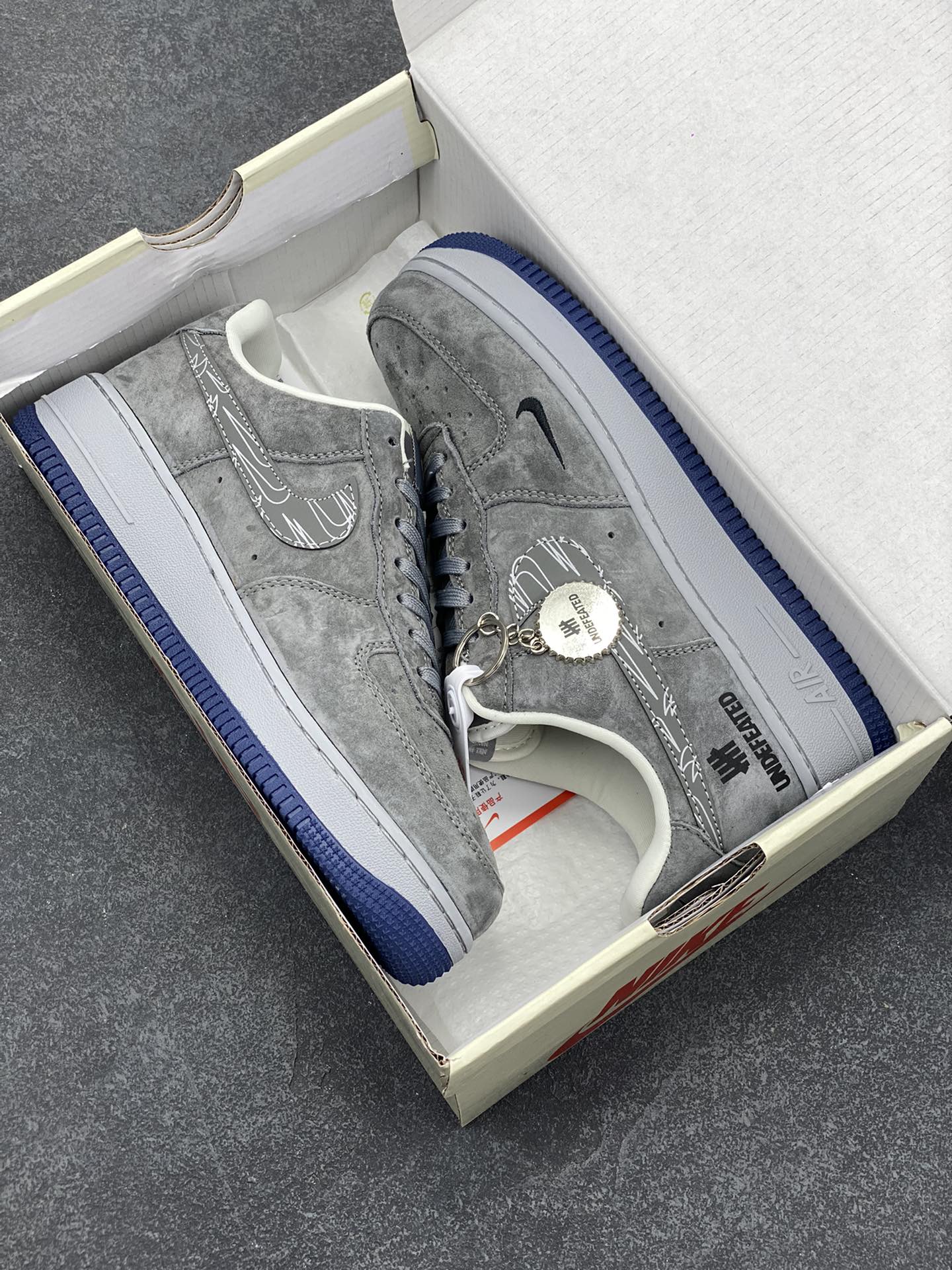 图片[9]-NIke Air Force 1 \’07 Low “UN联名——重影灰猪八”空军一号 低帮 运动鞋 休闲鞋 折边针车 工艺难度大 原楦头原纸板 原装鞋盒 定制五金配件 内置全掌气垫 原厂鞋底 货号：DF0188-018 尺码：36 36.5 37.5 38 38.5 39 40 40.5 41 42 42.5 43 44 44.5 45-选品中心