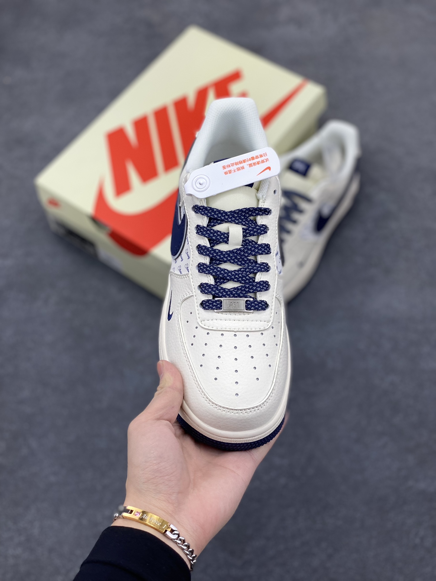 图片[2]-NIke Air Force 1 \’07 Low “斯图西联名–深蓝米白”空军一号 低帮 运动鞋 休闲鞋 折边针车 工艺难度大 原楦头原纸板 原装鞋盒 定制五金配件 内置全掌气垫 原厂鞋底 货号：XZ3328-568 尺码：36 36.5 37.5 38 38.5 39 40 40.5 41 42 42.5 43 44 44.5 45-选品中心