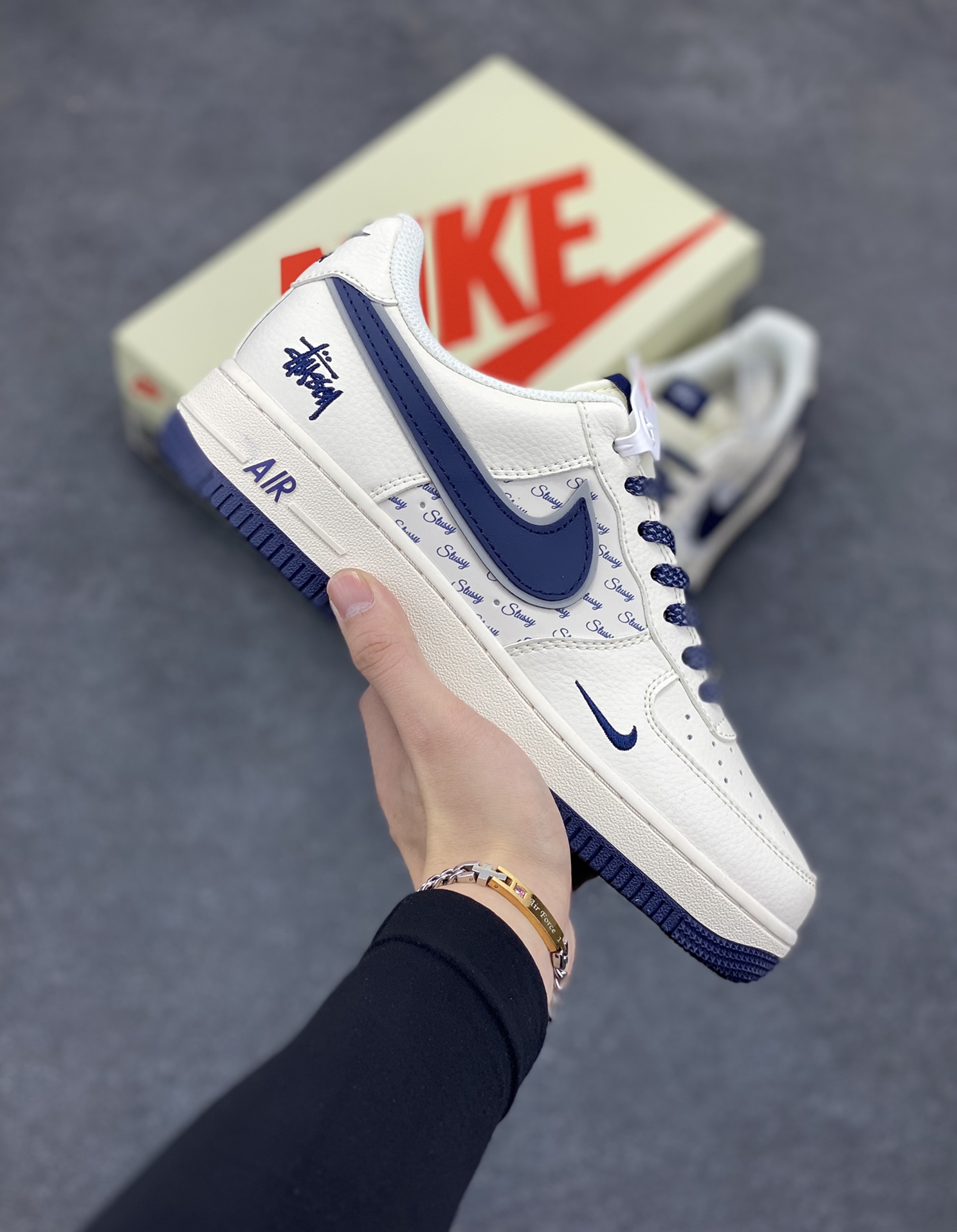 NIke Air Force 1 \’07 Low “斯图西联名–深蓝米白”空军一号 低帮 运动鞋 休闲鞋 折边针车 工艺难度大 原楦头原纸板 原装鞋盒 定制五金配件 内置全掌气垫 原厂鞋底 货号:XZ3328-568 尺码:36 36.5 37.5 38 38.5 39 40 40.5 41 42 42.5 43 44 44.5 45-选品中心