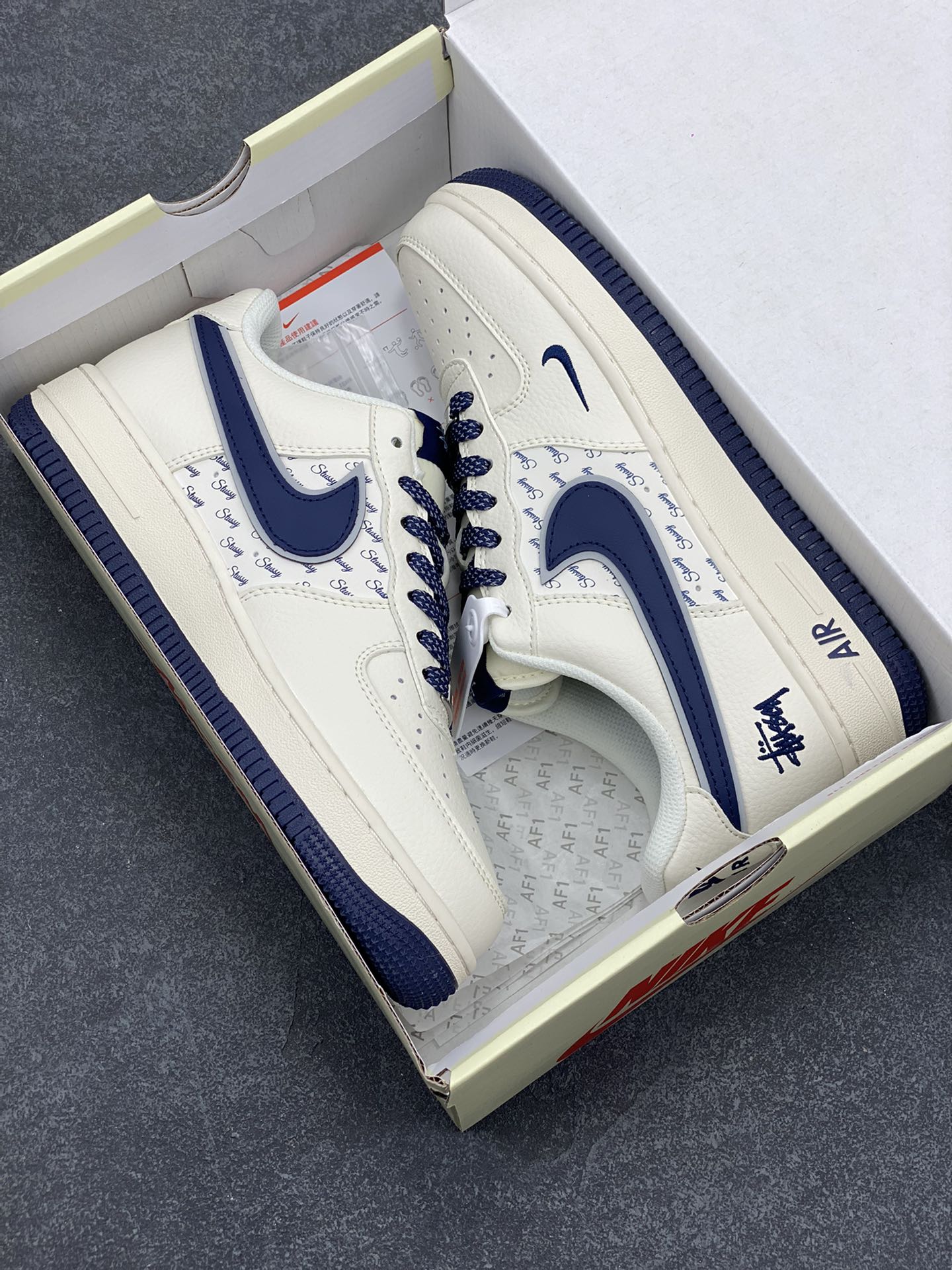 图片[9]-NIke Air Force 1 \’07 Low “斯图西联名–深蓝米白”空军一号 低帮 运动鞋 休闲鞋 折边针车 工艺难度大 原楦头原纸板 原装鞋盒 定制五金配件 内置全掌气垫 原厂鞋底 货号：XZ3328-568 尺码：36 36.5 37.5 38 38.5 39 40 40.5 41 42 42.5 43 44 44.5 45-选品中心