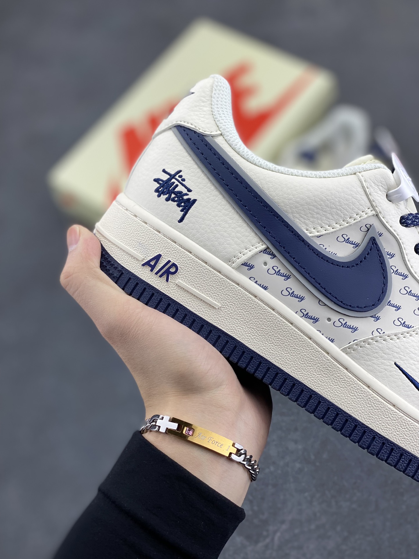 图片[6]-NIke Air Force 1 \’07 Low “斯图西联名–深蓝米白”空军一号 低帮 运动鞋 休闲鞋 折边针车 工艺难度大 原楦头原纸板 原装鞋盒 定制五金配件 内置全掌气垫 原厂鞋底 货号：XZ3328-568 尺码：36 36.5 37.5 38 38.5 39 40 40.5 41 42 42.5 43 44 44.5 45-选品中心