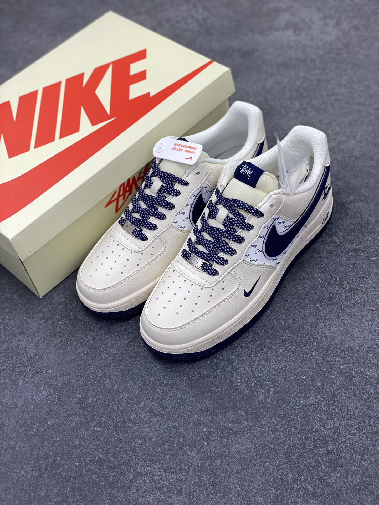图片[8]-NIke Air Force 1 \’07 Low “斯图西联名–深蓝米白”空军一号 低帮 运动鞋 休闲鞋 折边针车 工艺难度大 原楦头原纸板 原装鞋盒 定制五金配件 内置全掌气垫 原厂鞋底 货号：XZ3328-568 尺码：36 36.5 37.5 38 38.5 39 40 40.5 41 42 42.5 43 44 44.5 45-选品中心