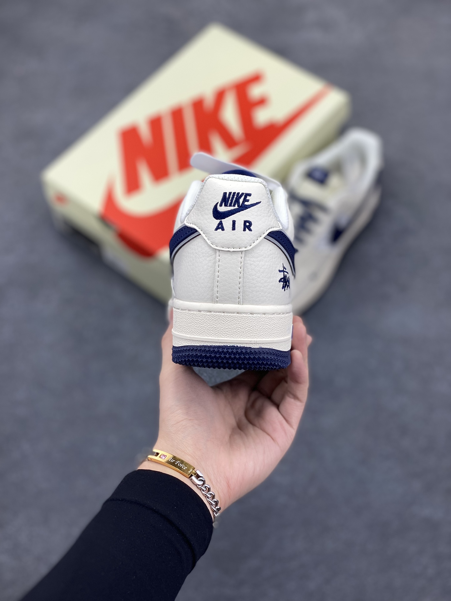 图片[4]-NIke Air Force 1 \’07 Low “斯图西联名–深蓝米白”空军一号 低帮 运动鞋 休闲鞋 折边针车 工艺难度大 原楦头原纸板 原装鞋盒 定制五金配件 内置全掌气垫 原厂鞋底 货号：XZ3328-568 尺码：36 36.5 37.5 38 38.5 39 40 40.5 41 42 42.5 43 44 44.5 45-选品中心