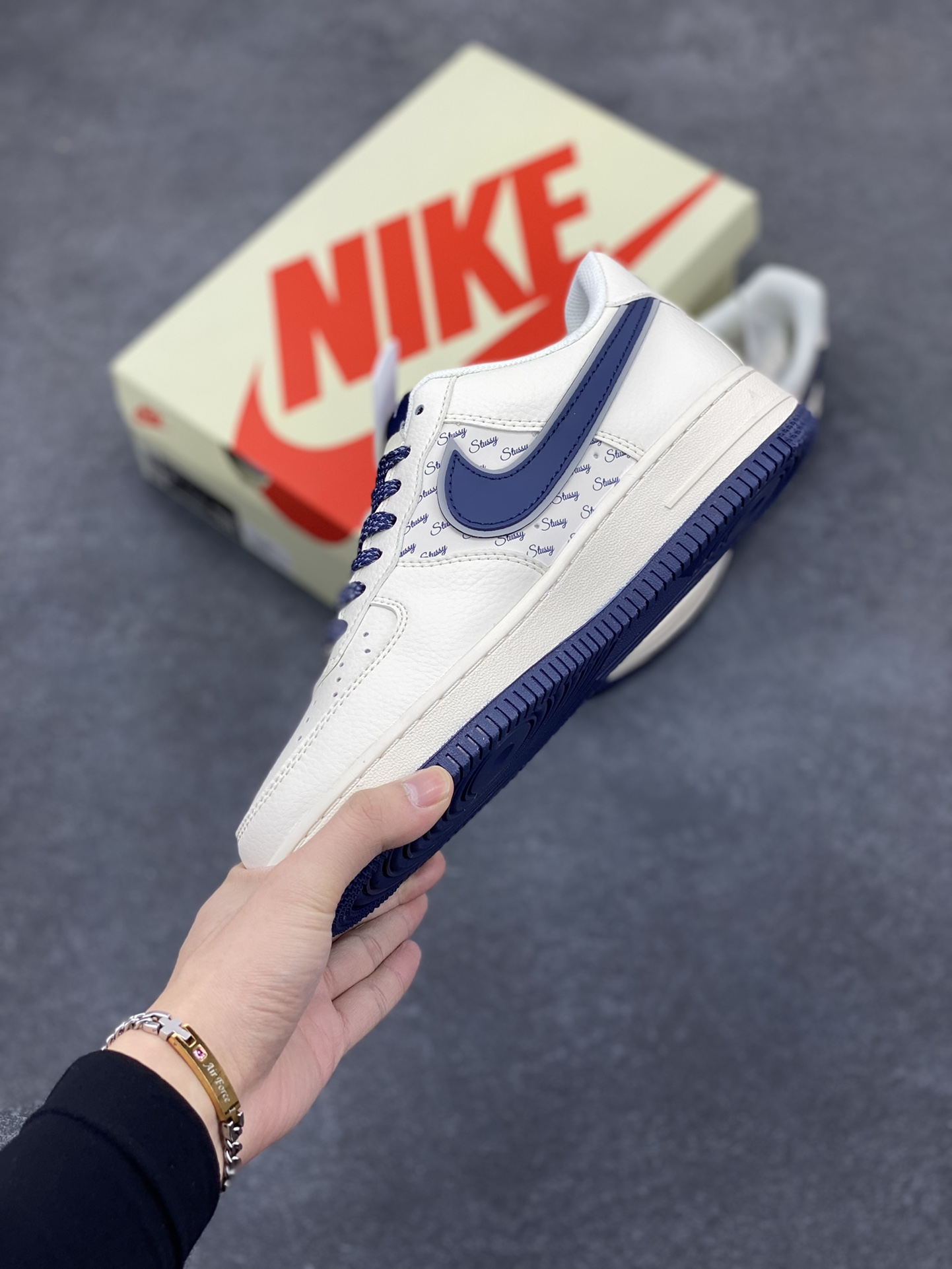 图片[3]-NIke Air Force 1 \’07 Low “斯图西联名–深蓝米白”空军一号 低帮 运动鞋 休闲鞋 折边针车 工艺难度大 原楦头原纸板 原装鞋盒 定制五金配件 内置全掌气垫 原厂鞋底 货号：XZ3328-568 尺码：36 36.5 37.5 38 38.5 39 40 40.5 41 42 42.5 43 44 44.5 45-选品中心
