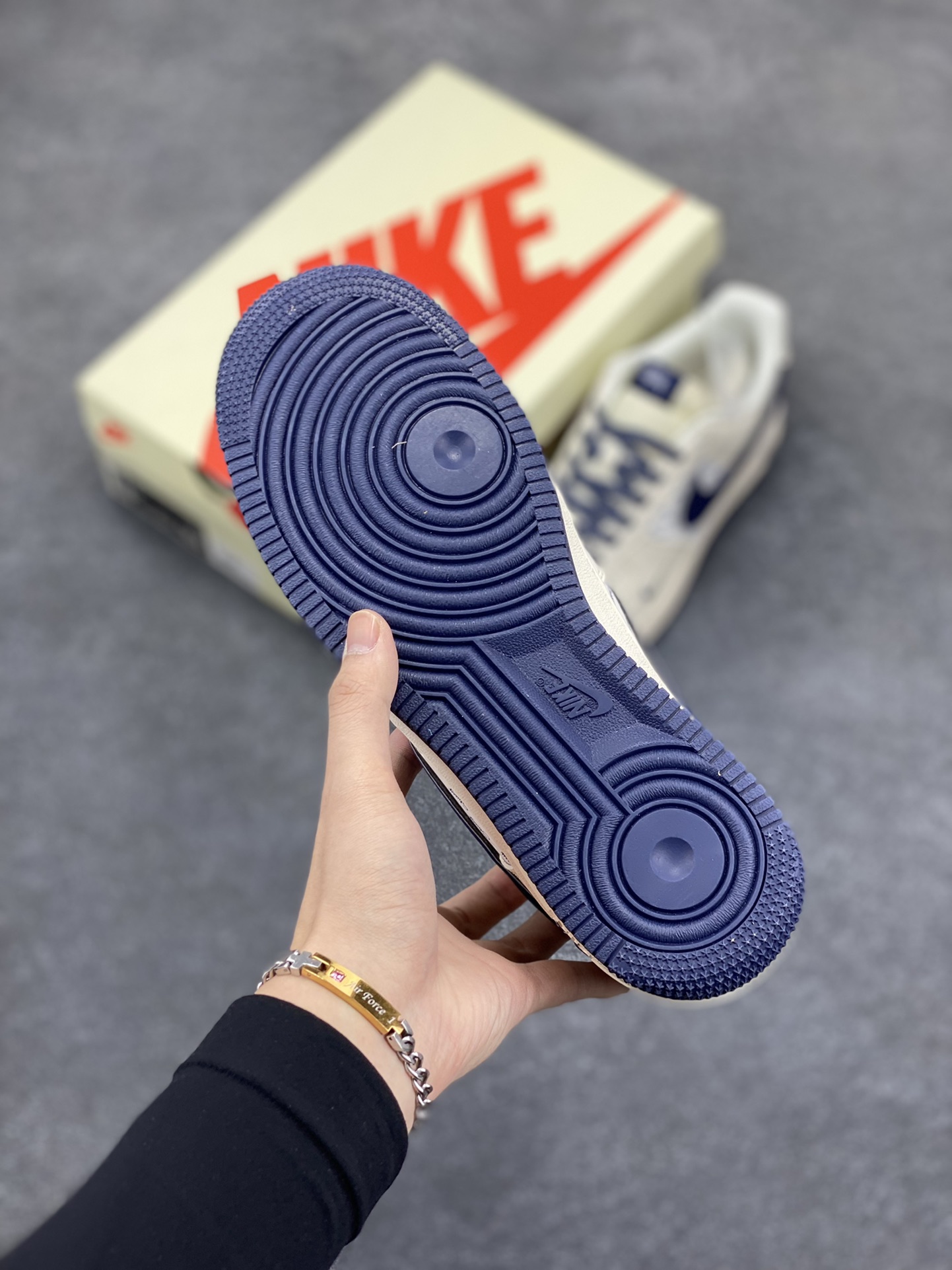 图片[5]-NIke Air Force 1 \’07 Low “斯图西联名–深蓝米白”空军一号 低帮 运动鞋 休闲鞋 折边针车 工艺难度大 原楦头原纸板 原装鞋盒 定制五金配件 内置全掌气垫 原厂鞋底 货号：XZ3328-568 尺码：36 36.5 37.5 38 38.5 39 40 40.5 41 42 42.5 43 44 44.5 45-选品中心
