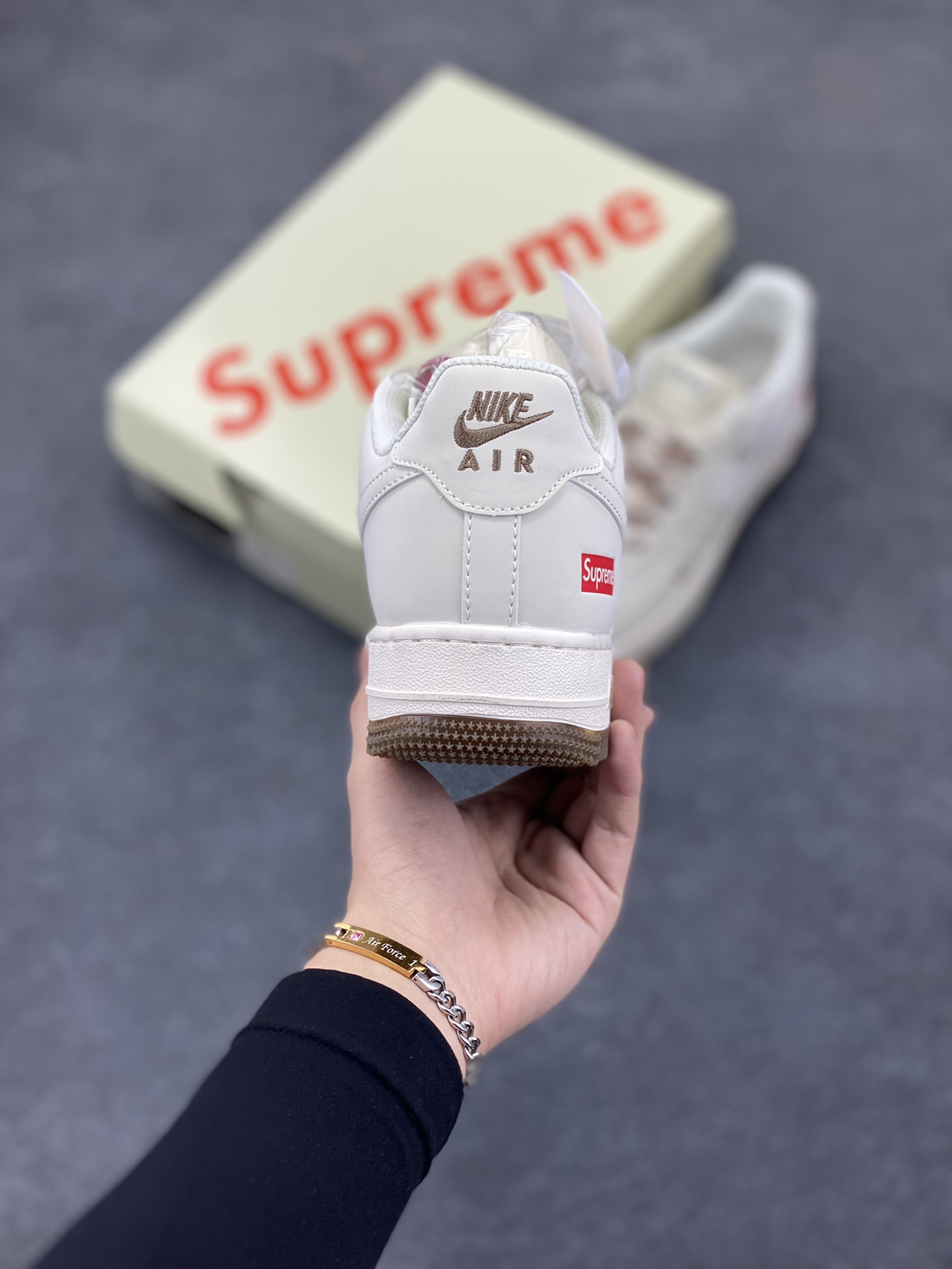 图片[4]-NIke Air Force 1 \’07 Low “Supreme联名–米咖双拼”空军一号 低帮 运动鞋 休闲鞋 折边针车 工艺难度大 原楦头原纸板 原装鞋盒 定制五金配件 内置全掌气垫 原厂鞋底 货号：BB7577-215 尺码：36 36.5 37.5 38 38.5 39 40 40.5 41 42 42.5 43 44 44.5 45-选品中心