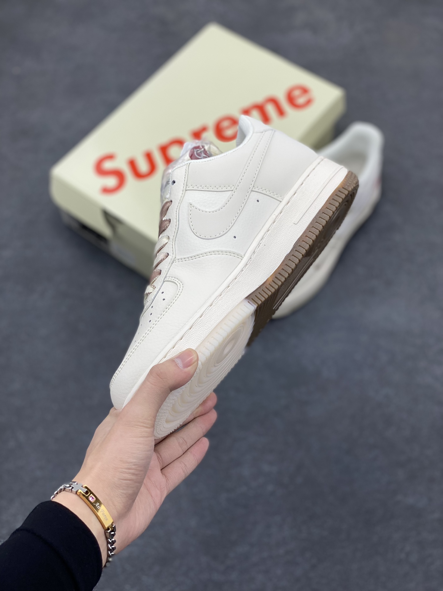 图片[3]-NIke Air Force 1 \’07 Low “Supreme联名–米咖双拼”空军一号 低帮 运动鞋 休闲鞋 折边针车 工艺难度大 原楦头原纸板 原装鞋盒 定制五金配件 内置全掌气垫 原厂鞋底 货号：BB7577-215 尺码：36 36.5 37.5 38 38.5 39 40 40.5 41 42 42.5 43 44 44.5 45-选品中心