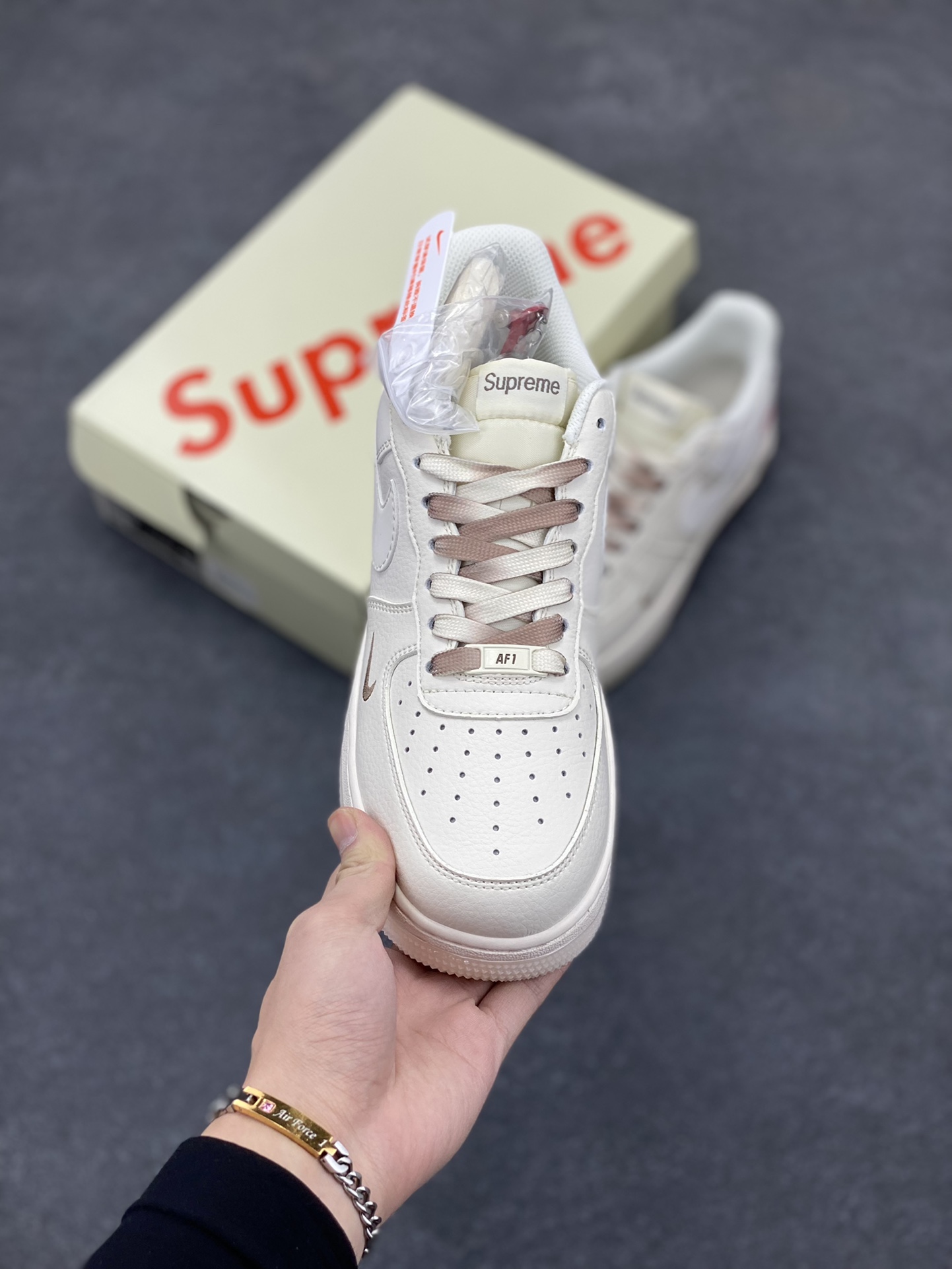 图片[2]-NIke Air Force 1 \’07 Low “Supreme联名–米咖双拼”空军一号 低帮 运动鞋 休闲鞋 折边针车 工艺难度大 原楦头原纸板 原装鞋盒 定制五金配件 内置全掌气垫 原厂鞋底 货号：BB7577-215 尺码：36 36.5 37.5 38 38.5 39 40 40.5 41 42 42.5 43 44 44.5 45-选品中心