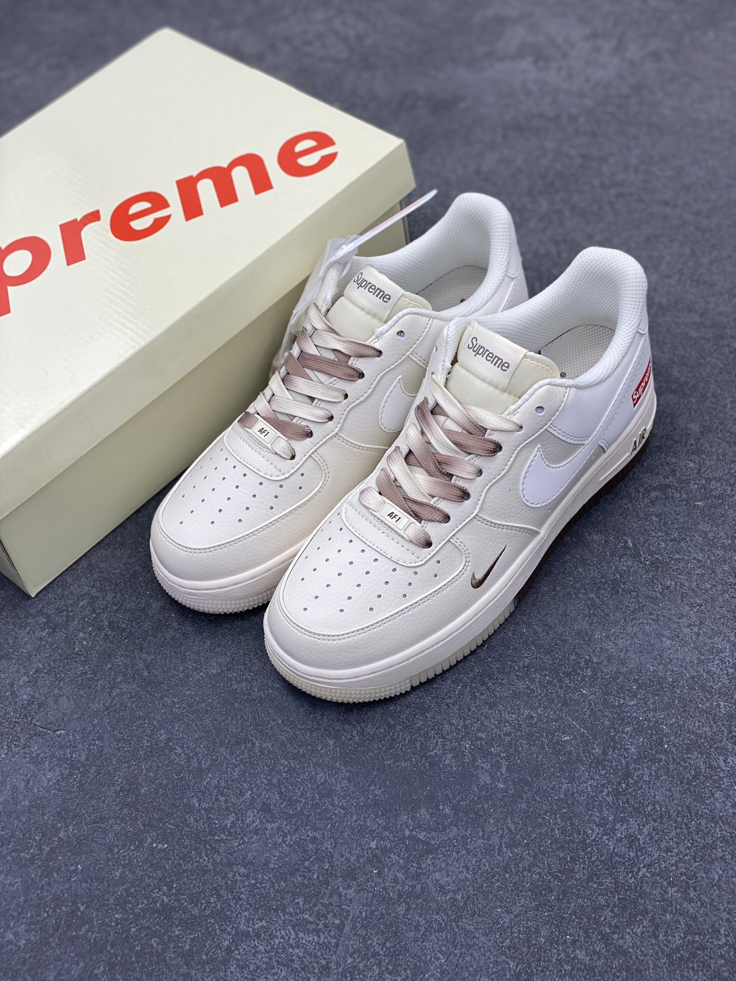图片[8]-NIke Air Force 1 \’07 Low “Supreme联名–米咖双拼”空军一号 低帮 运动鞋 休闲鞋 折边针车 工艺难度大 原楦头原纸板 原装鞋盒 定制五金配件 内置全掌气垫 原厂鞋底 货号：BB7577-215 尺码：36 36.5 37.5 38 38.5 39 40 40.5 41 42 42.5 43 44 44.5 45-选品中心