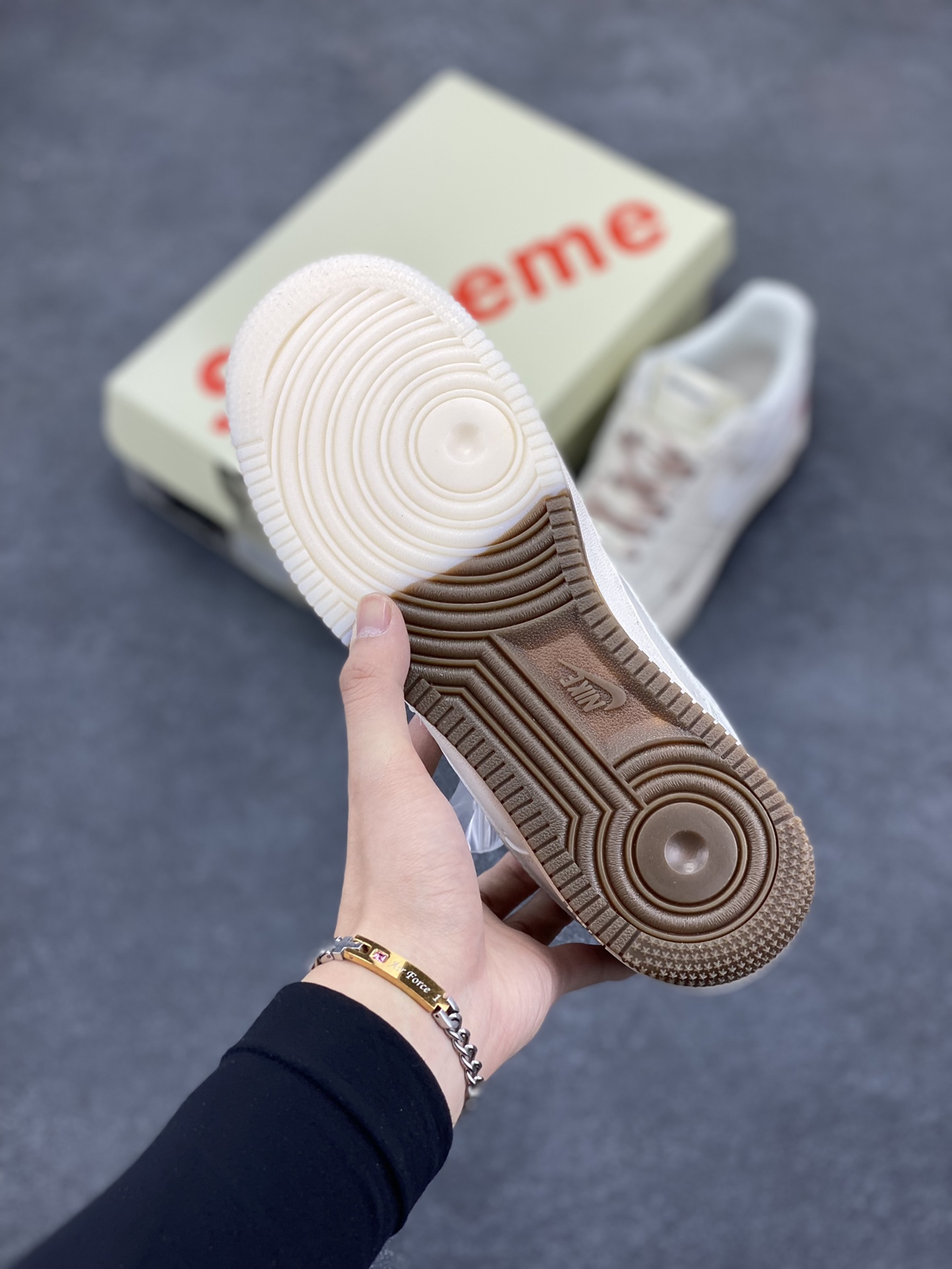 图片[5]-NIke Air Force 1 \’07 Low “Supreme联名–米咖双拼”空军一号 低帮 运动鞋 休闲鞋 折边针车 工艺难度大 原楦头原纸板 原装鞋盒 定制五金配件 内置全掌气垫 原厂鞋底 货号：BB7577-215 尺码：36 36.5 37.5 38 38.5 39 40 40.5 41 42 42.5 43 44 44.5 45-选品中心