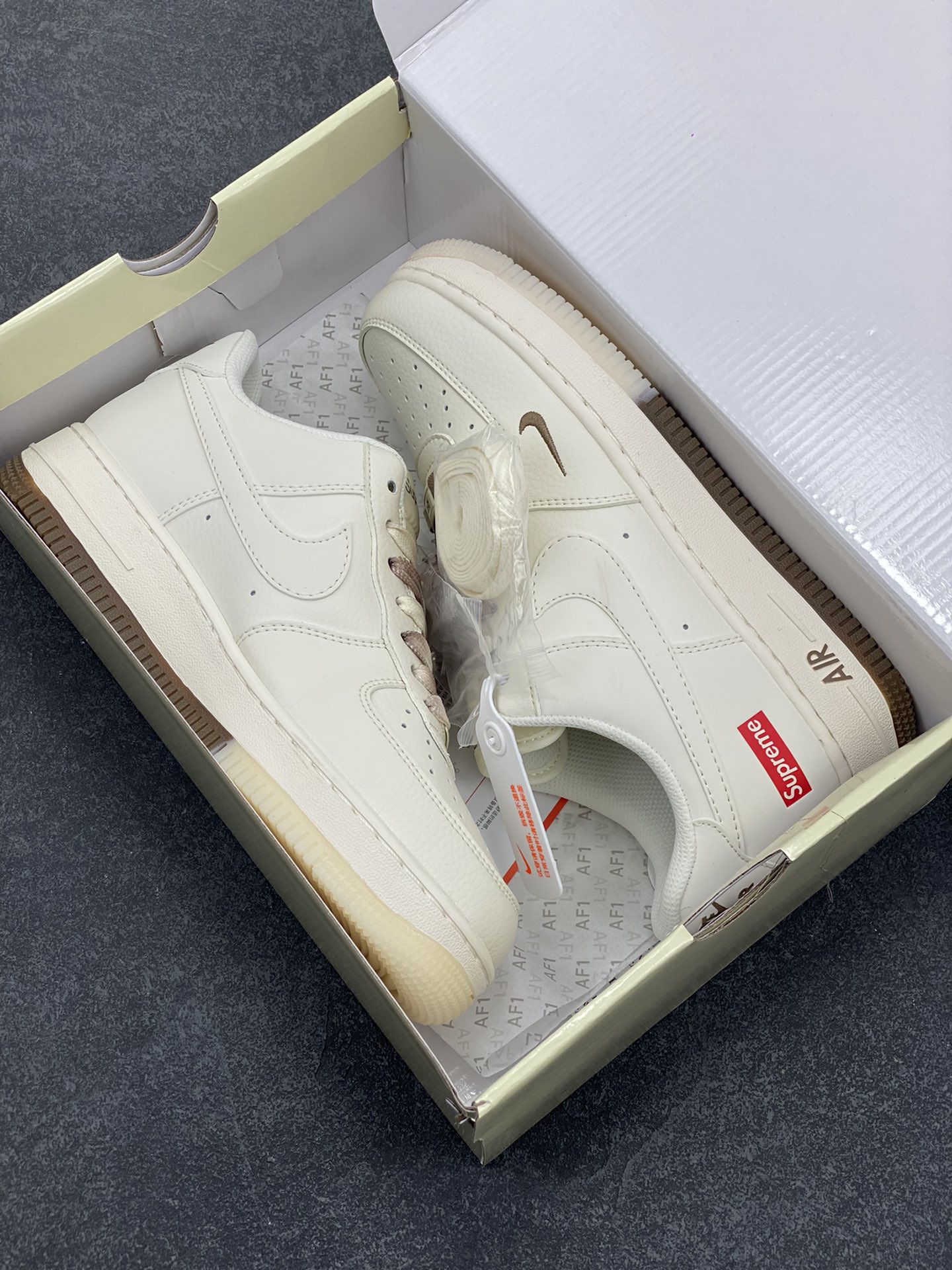 图片[9]-NIke Air Force 1 \’07 Low “Supreme联名–米咖双拼”空军一号 低帮 运动鞋 休闲鞋 折边针车 工艺难度大 原楦头原纸板 原装鞋盒 定制五金配件 内置全掌气垫 原厂鞋底 货号：BB7577-215 尺码：36 36.5 37.5 38 38.5 39 40 40.5 41 42 42.5 43 44 44.5 45-选品中心