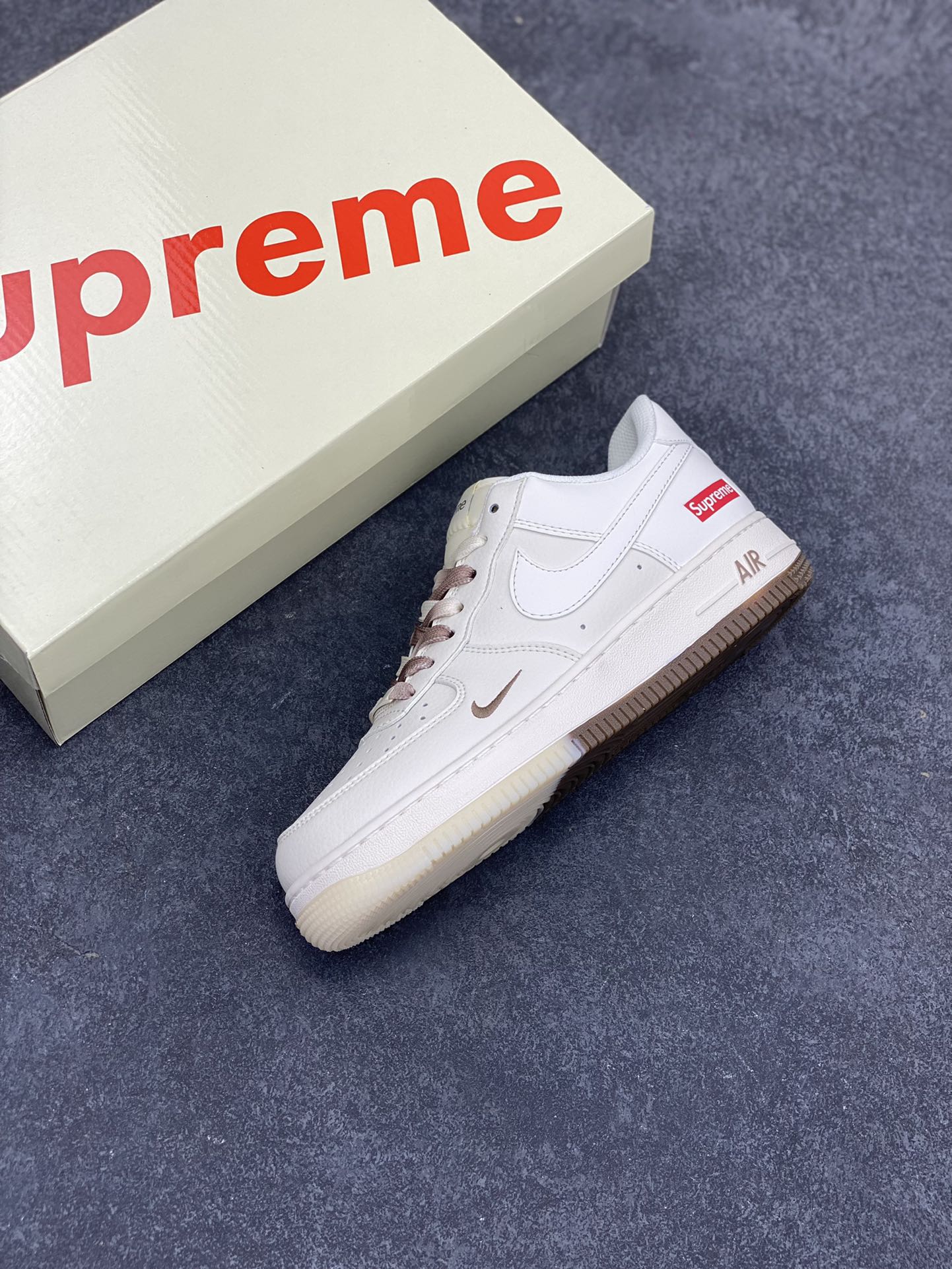 图片[7]-NIke Air Force 1 \’07 Low “Supreme联名–米咖双拼”空军一号 低帮 运动鞋 休闲鞋 折边针车 工艺难度大 原楦头原纸板 原装鞋盒 定制五金配件 内置全掌气垫 原厂鞋底 货号：BB7577-215 尺码：36 36.5 37.5 38 38.5 39 40 40.5 41 42 42.5 43 44 44.5 45-选品中心