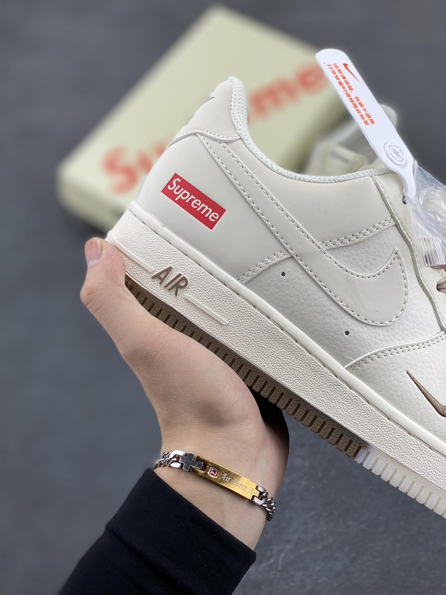 图片[6]-NIke Air Force 1 \’07 Low “Supreme联名–米咖双拼”空军一号 低帮 运动鞋 休闲鞋 折边针车 工艺难度大 原楦头原纸板 原装鞋盒 定制五金配件 内置全掌气垫 原厂鞋底 货号：BB7577-215 尺码：36 36.5 37.5 38 38.5 39 40 40.5 41 42 42.5 43 44 44.5 45-选品中心