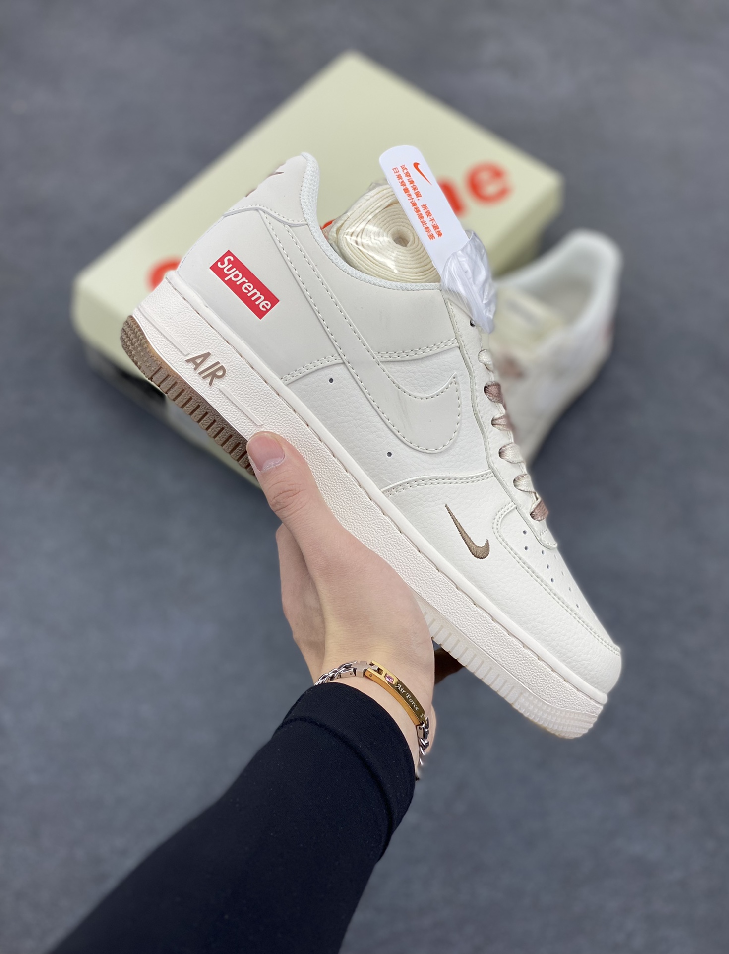 NIke Air Force 1 \’07 Low “Supreme联名–米咖双拼”空军一号 低帮 运动鞋 休闲鞋 折边针车 工艺难度大 原楦头原纸板 原装鞋盒 定制五金配件 内置全掌气垫 原厂鞋底 货号:BB7577-215 尺码:36 36.5 37.5 38 38.5 39 40 40.5 41 42 42.5 43 44 44.5 45-选品中心
