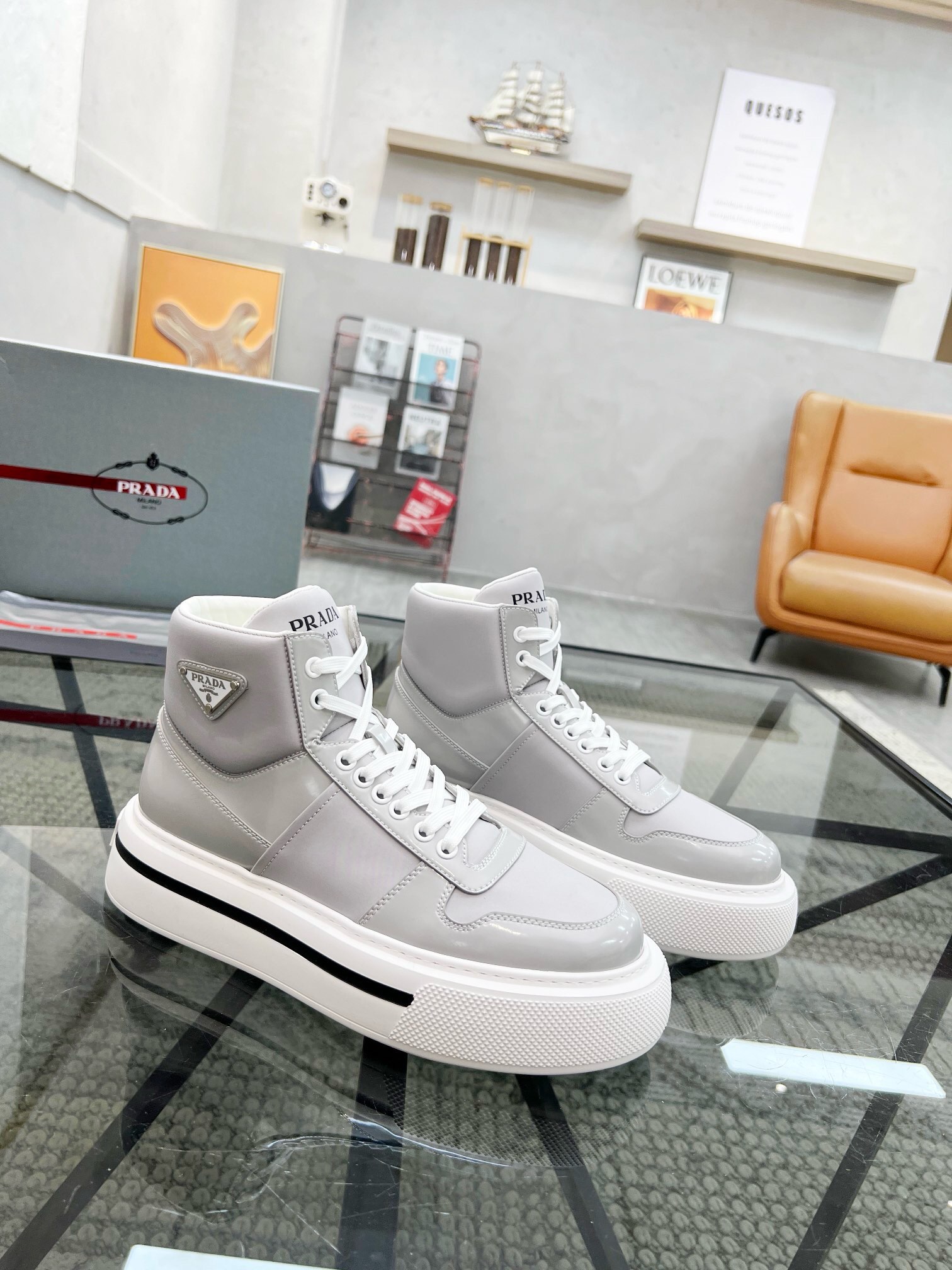 NO:220911,Brand P R A D A Color Original Color Code Number 39-44 Customized 38.45 Price Material Prada New Product Original Single-Pack High-top Casual Sports Shoes!  The upper is made of original cowhide with cowhide inner lining. The original molded sole of cowhide is made of high quality. Prada, prada, sneakers, cowhide19860909品牌P R A D A 颜色原版配色 码数39-44定做38.45 价格 材质普拉达新品原单货高帮休闲运动鞋！鞋面采用原版牛皮搭配牛皮内里 牛皮垫脚原版开模大底、高品质值得拥有,普拉达,prada,sneakers,cowhide,Men's shoes