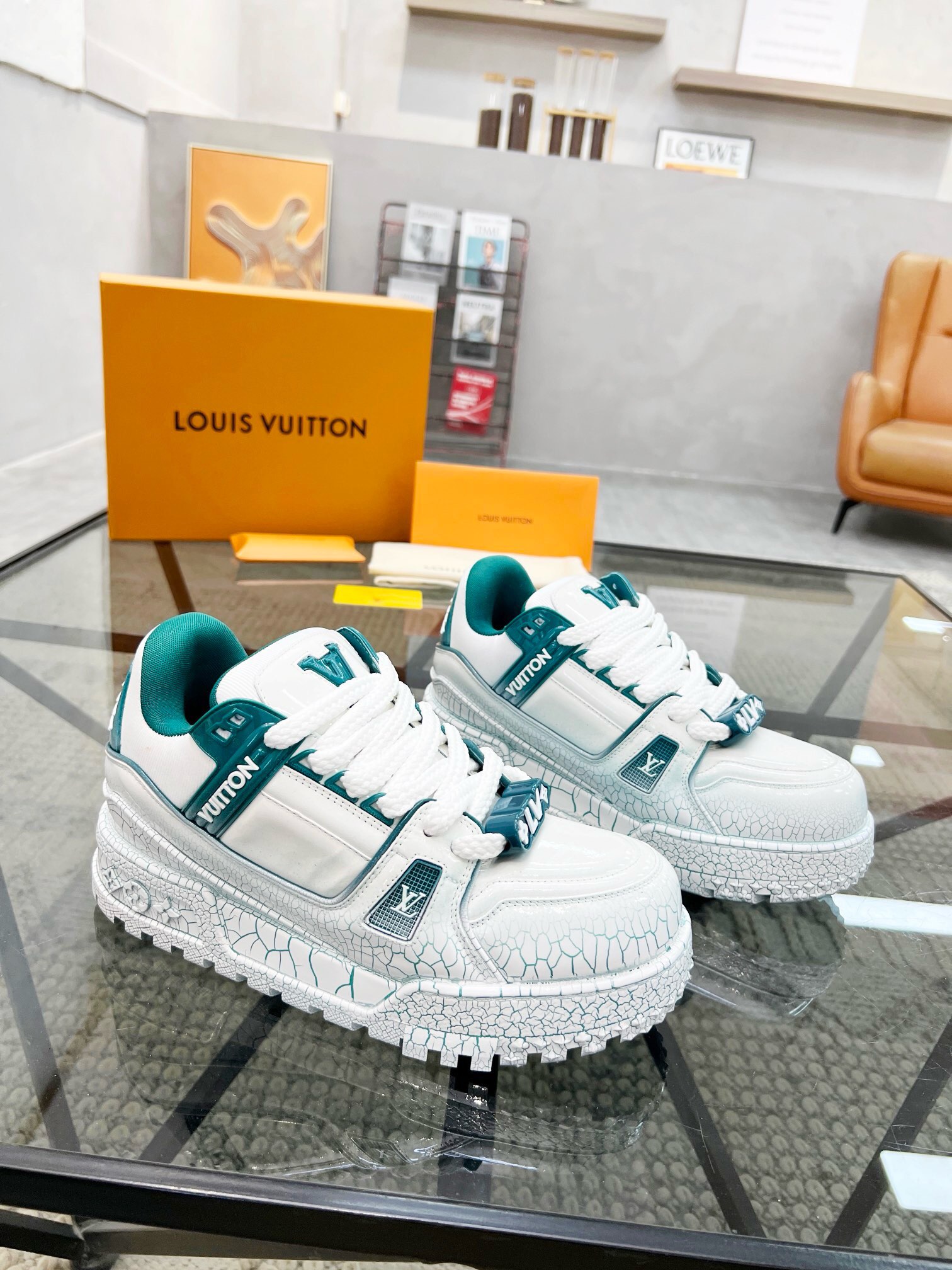 NO:220933,Brand LOUIS VUITTON original color matching code number 39-44 customized 38.45 price Material new Louis Vuitton men's casual shoes!  High-quality 2025 catwalk Trainer DIY beads This pair of 