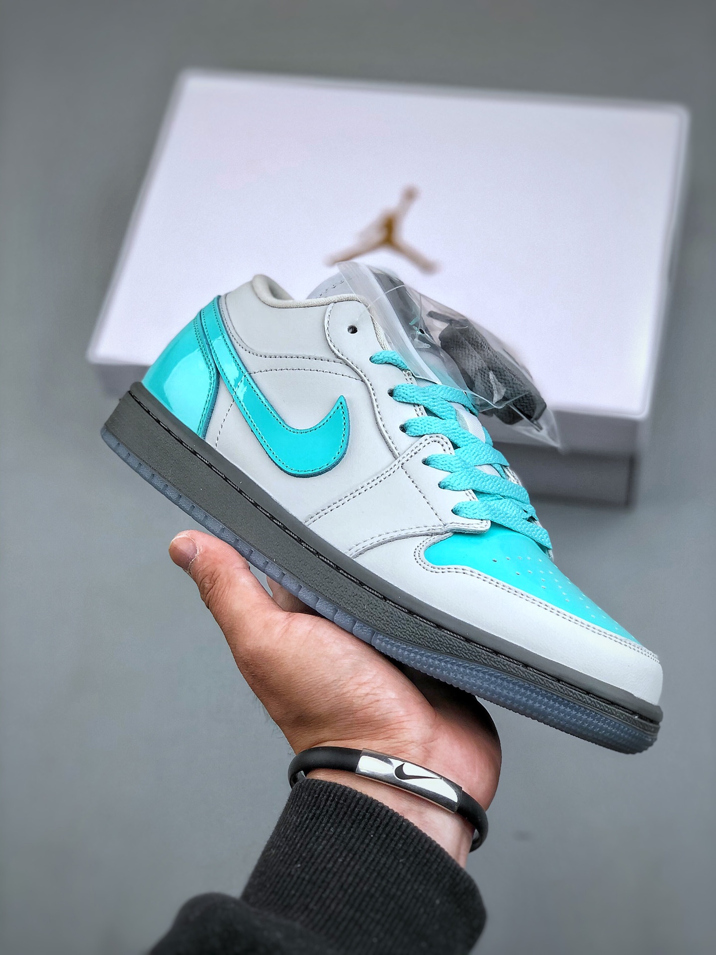 Air Jordan  Low AJ1 乔1漆皮灰绿 同步官方配色 市场唯一独家头层皮打造 原鞋原档案开发 原厂皮料 原档冲孔鞋头 正确满胶鞋垫 四线拉帮 原厂织唛标 鞋舌高弹海绵填充。9