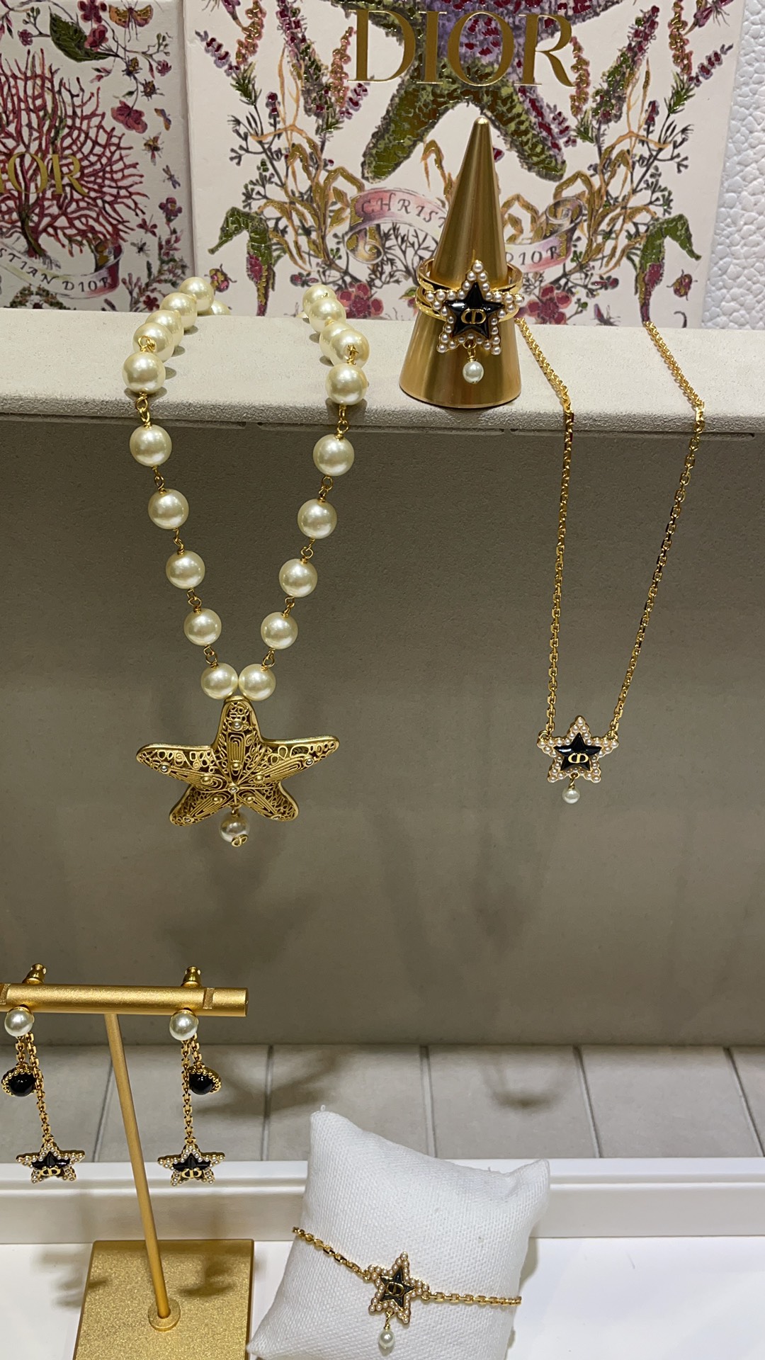 NO:631479,88160, today’s new ring. New gold CD navy blue star pearl pendant ring. The five-pointed star is inlaid with a circle of millet beads. The details are very exquisite. It has a girlish feeling of nobility and is very cute. The size size is S-M-L, which is equivalent to US size 6-7-8. The same brass material. The latest model in 25 years. Buy it at a profit. The ring comes with a full set of packaging, ring, high-end Cartier jewelry.1986090988160,今日新品戒指 新款金色CD藏蓝色星星珍珠吊坠戒指 五角星外镶一圈小米珠 细节做得很精致 少女心贵气感并存实物巨可爱 码数sizeS-M-L相当于美码6-7-8 z一致黄铜材质 25年最新款买到赚到 戒指带全套包装,,ring,卡迪亚高端饰品,Jewelry