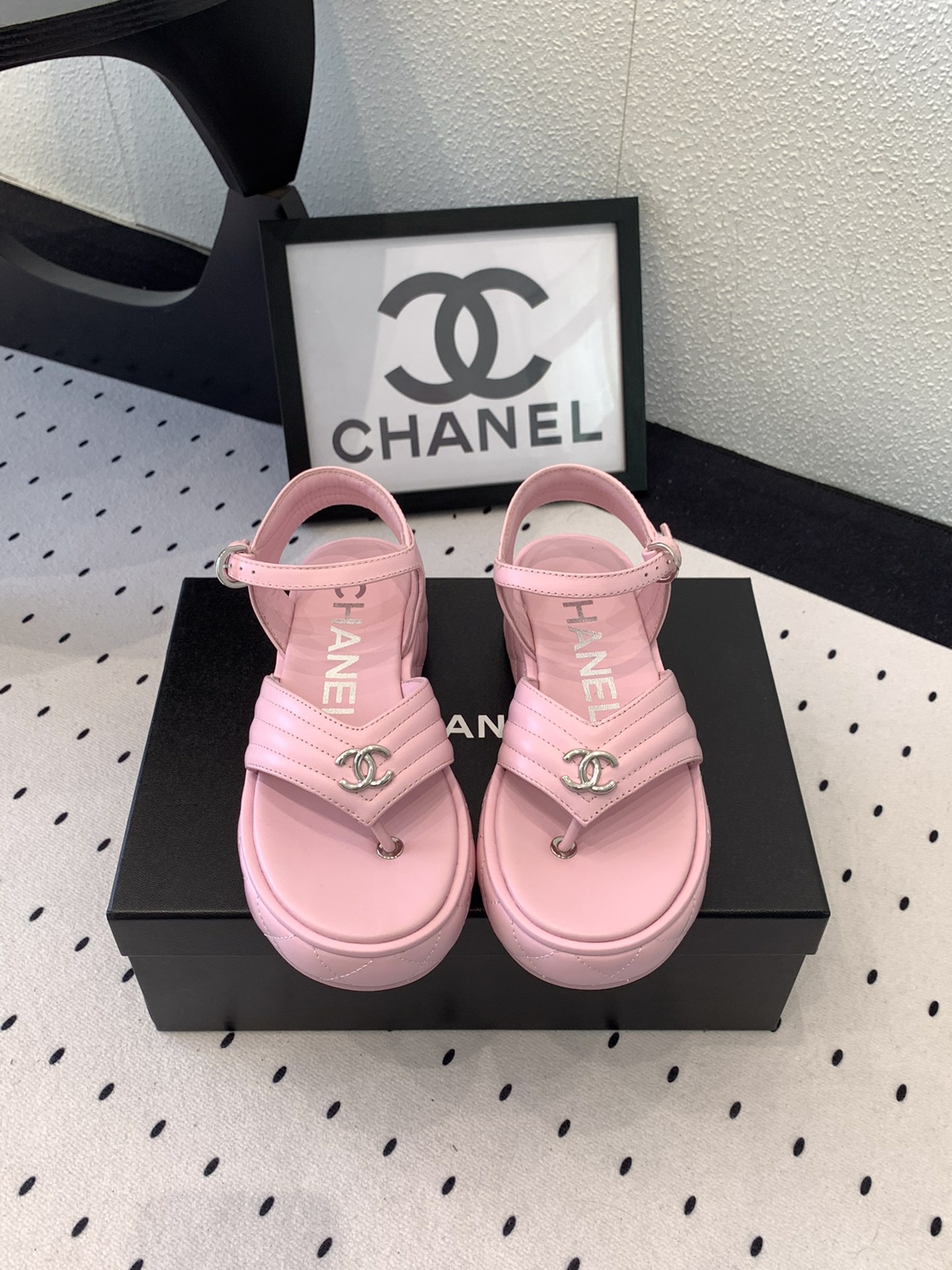 NO:224204,New Chanel early spring thick-soled sandals are shipped with high-end version. The foot is light and versatile. The inner height is very high, which shows long legs. A must-have for fairies. Imported sheepskin upper sheepskin footbed. Original open-molded sole. Size: 35-40, split-toe shoes, chanel, sandals, sheepskin19860909批 Chanel新款早春厚底凉鞋高版本出货 上脚轻盈百搭 内增高特显大长腿 小仙女必备 进口羊皮鞋面羊皮垫脚 原版开模大底 Size: 35-40,分趾鞋,chanel,sandals,sheepskin,Women's Shoes