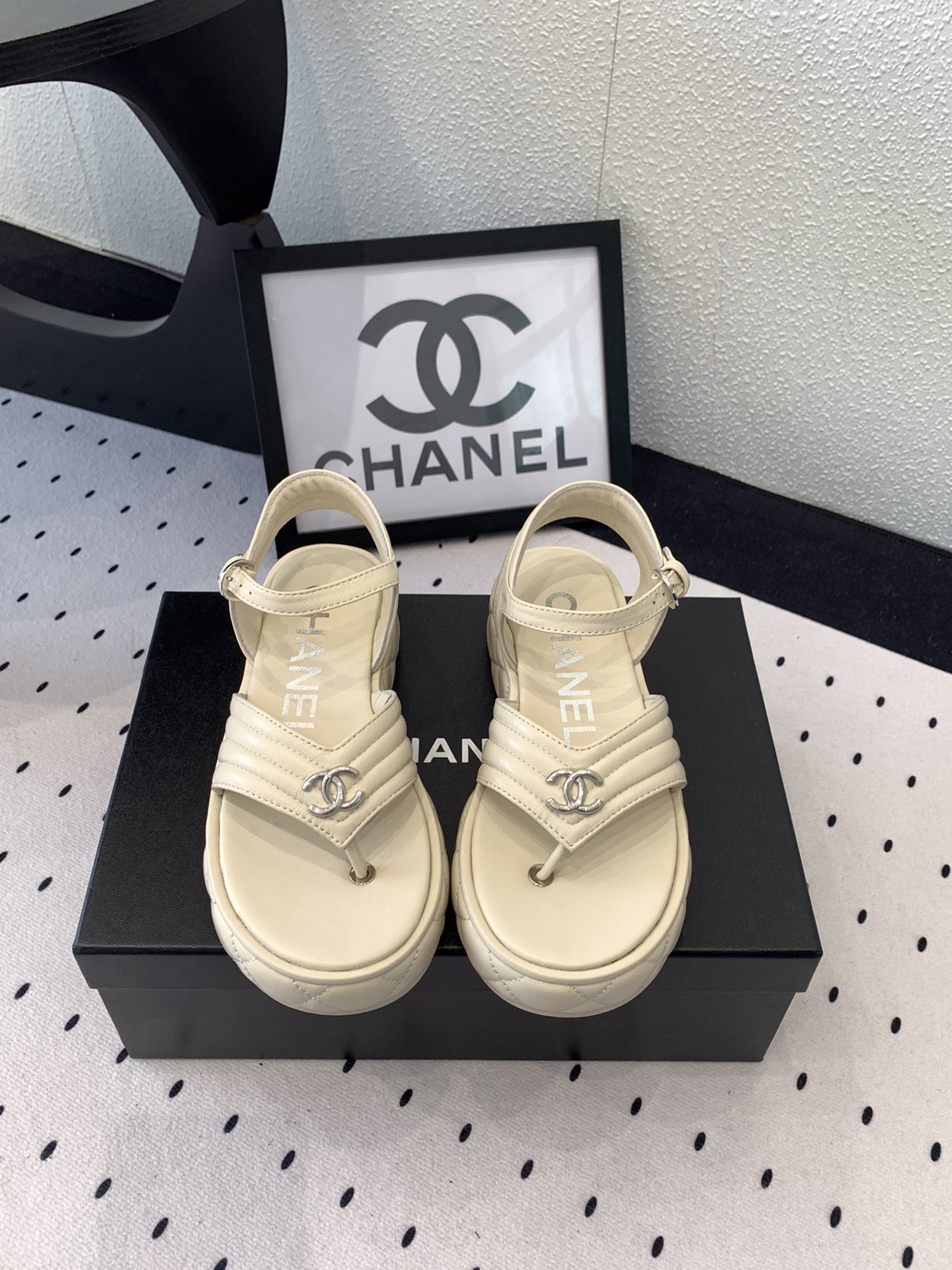 NO:224163,New Chanel early spring thick-soled sandals are shipped with high-version light and versatile feet, the inner ** is particularly good for long legs, a must-have for fairies, imported sheepskin upper sheepskin footbed original mold open sole Size: 35-40, split-toe shoes, chanel, sandals, sheepskin19860909批 Chanel新款早春厚底凉鞋高版本出货 上脚轻盈百搭 内**特显大长腿 小仙女必备 进口羊皮鞋面羊皮垫脚 原版开模大底 Size: 35-40,分趾鞋,chanel,sandals,sheepskin,Women's Shoes