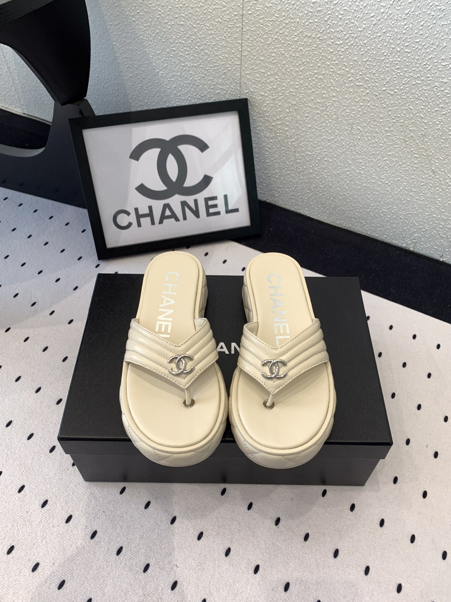 NO:224168,New Chanel early spring thick-soled sandals are shipped with high-end version. The foot is light and versatile. The inner height is very high, which shows long legs. A must-have for fairies. Imported sheepskin upper sheepskin footbed. Original open-molded sole. Size: 35-40, split-toe shoes, chanel, sandals, sheepskin19860909批 Chanel新款早春厚底凉鞋高版本出货 上脚轻盈百搭 内增高特显大长腿 小仙女必备 进口羊皮鞋面羊皮垫脚 原版开模大底 Size: 35-40,分趾鞋,chanel,sandals,sheepskin,Women's Shoes