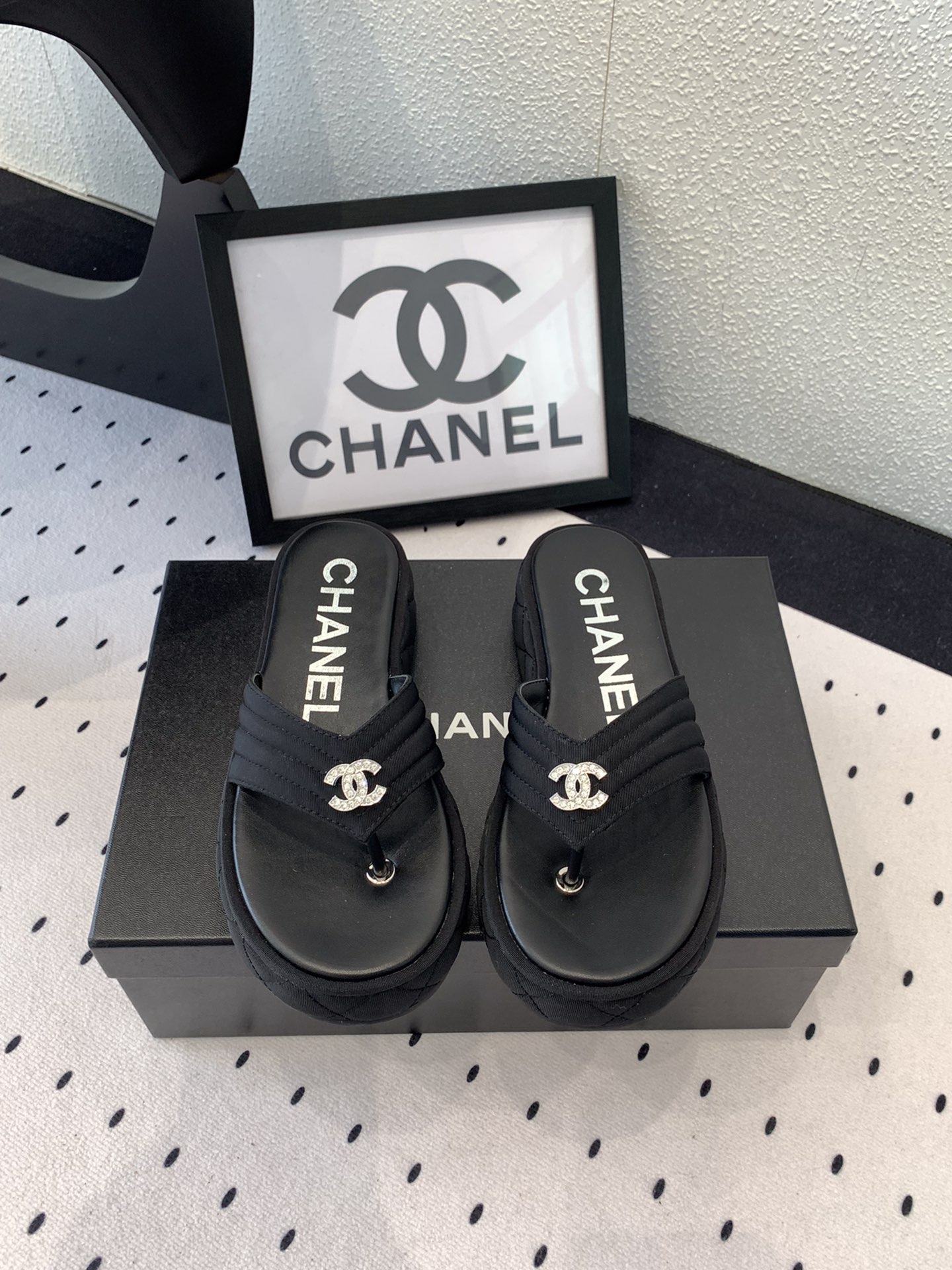 NO:224173,New Chanel early spring thick-soled sandals are shipped with high-version light and versatile feet, the inner ** is particularly good for long legs, a must-have for fairies, imported sheepskin upper sheepskin footbed original mold open sole Size: 35-40, split-toe shoes, chanel, sandals, sheepskin19860909批 Chanel新款早春厚底凉鞋高版本出货 上脚轻盈百搭 内**特显大长腿 小仙女必备 进口羊皮鞋面羊皮垫脚 原版开模大底 Size: 35-40,分趾鞋,chanel,sandals,sheepskin,Women's Shoes