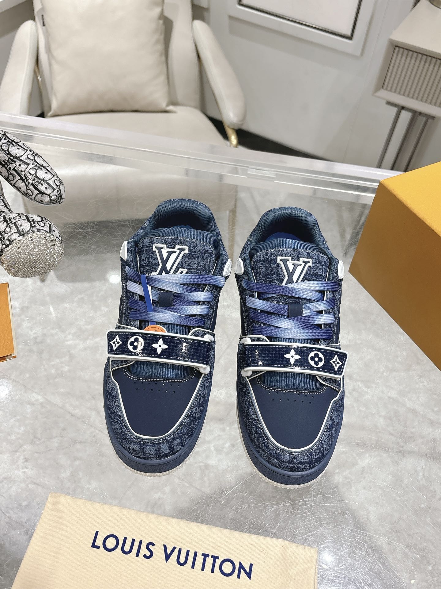 NO:421255,2025 Spring Edition Shipping Counter Synchronization Louis Vuitton is a hit product from Donkey House!  Trainer shoes, something that everyone must buy, and you will never regret it!  Super versatile and high-end!  All kinds of clothes are easy to match. The most important thing is super attractive. The top OEM factory process is super strict!  The materials are all top cowhide custom-made overseas, and the texture of the leather is the original feeling. It is super high-end, especially the patterns that come out when the shoes are bent, which is completely zp-like!  The outsole is also customized by our private model, exclusive control, the entire font and concave and concave feeling are difficult to distinguish between true and false. The number is 35~45, casual shoes/sports shoes, louis vuitton, louis vuitton, louis vuitton, louis vuitton, sneakers, cowhide198609092025开春版 出货 专柜同步 Louis Vuitton 驴家的爆款！trainer板鞋,每个人都必须入的款,绝不后悔！ 超级百搭高级！什么衣服都好搭.最主要是超耐看的. 顶级代工厂制程超严格！材料都是海外定制的顶级牛皮,皮纹质感都是原版的感觉 超高级,特别是鞋子折弯的时候出来的纹路,完完全全就是zp的感觉！ 大底也是我们私模定制的,独家把控,整个字体和凹凸感,真假难辨 码数35 ～45,休闲鞋/运动鞋,louis vuitton,louis vuitton,louis vuitton,sneakers,cowhide,Women's Shoes