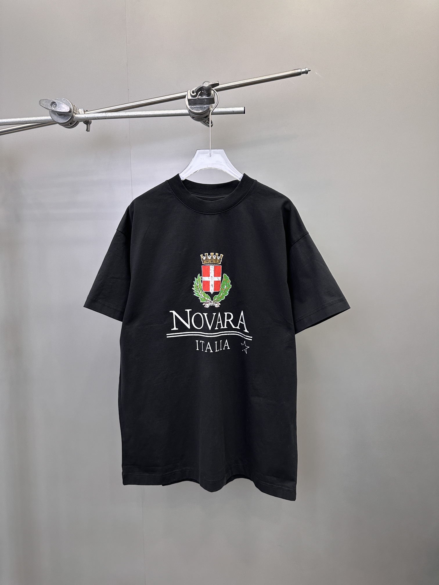 NEW新款t恤纯棉面料领口二本针加固机洗不易变形整身做旧水洗处理胸前搭配爆裂印花图案设计宽松版型男女同款