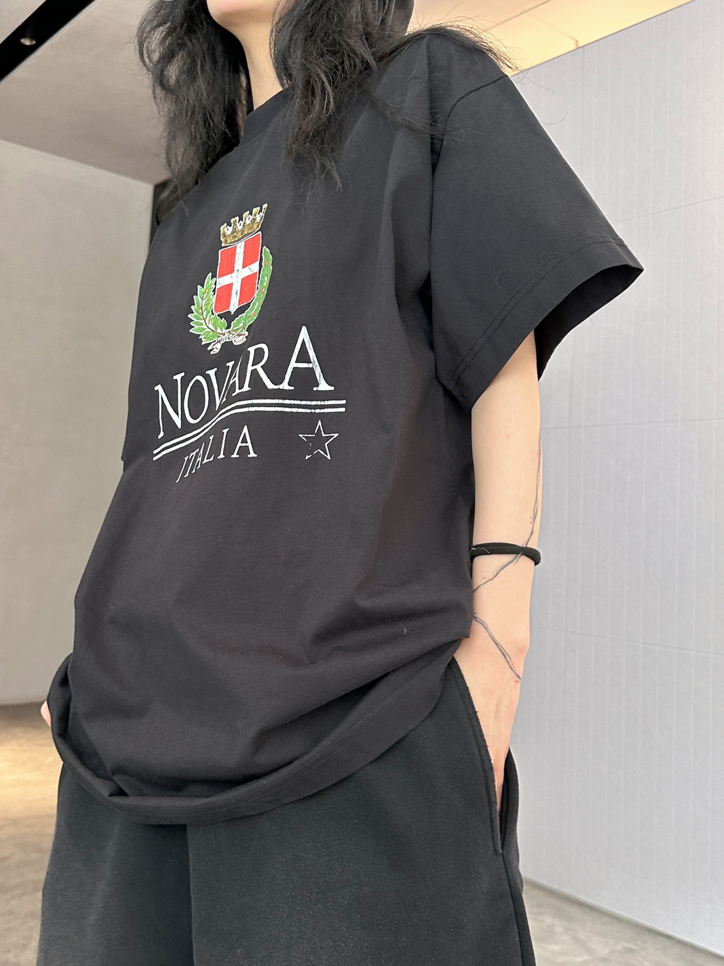 NEW新款t恤纯棉面料领口二本针加固机洗不易变形整身做旧水洗处理胸前搭配爆裂印花图案设计宽松版型男女同款