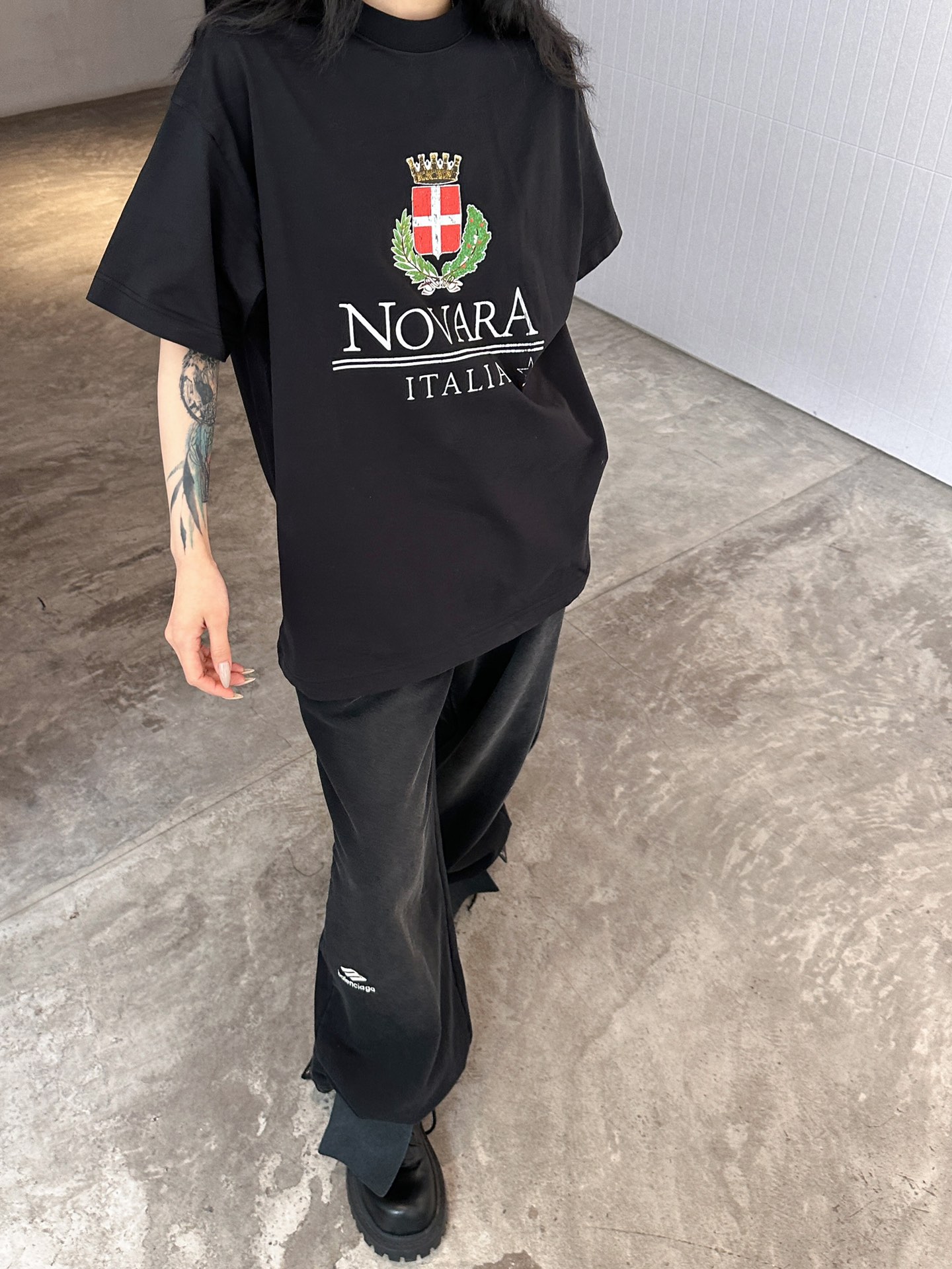 NEW新款t恤纯棉面料领口二本针加固机洗不易变形整身做旧水洗处理胸前搭配爆裂印花图案设计宽松版型男女同款