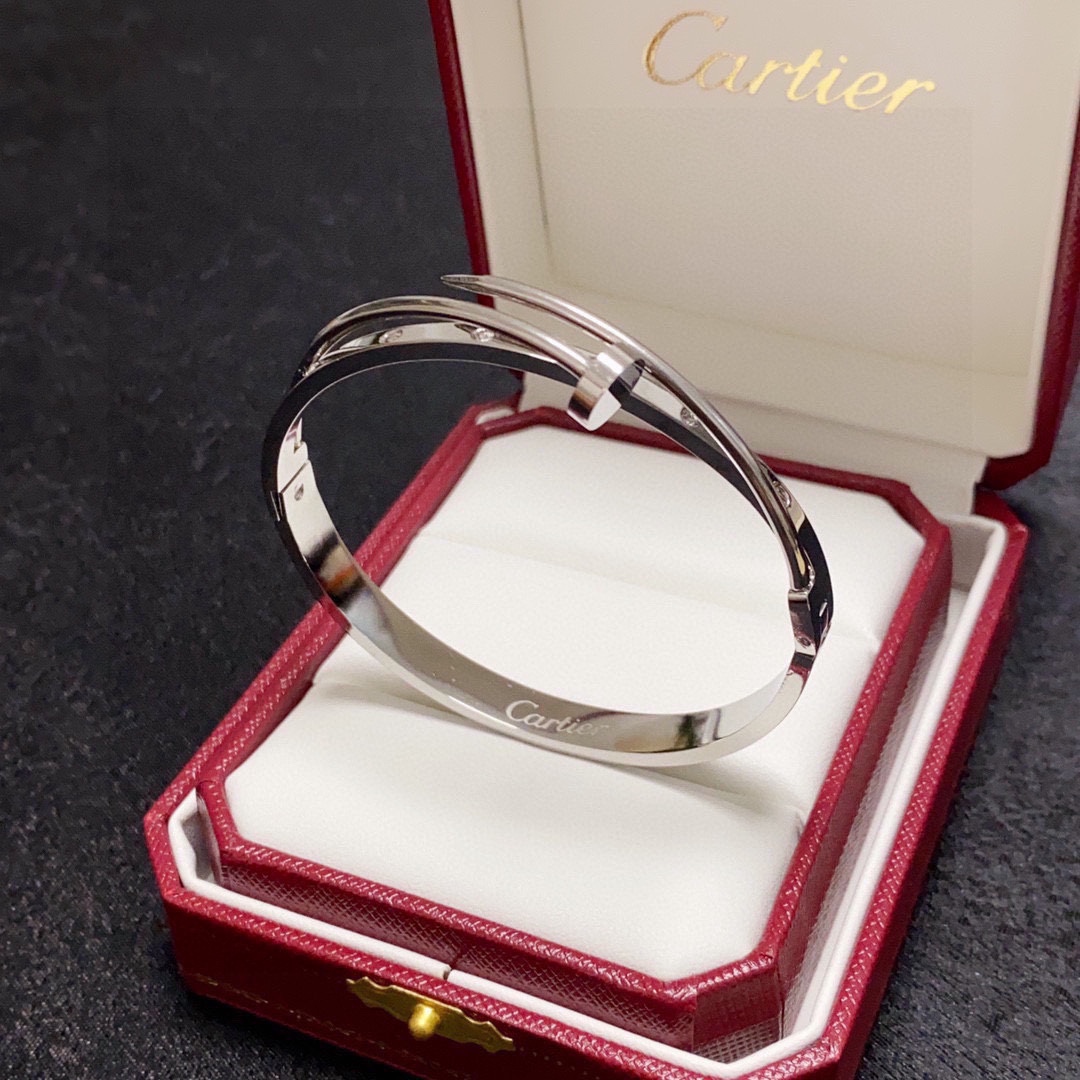 NO:113747,Cartier's latest release on the official website of Cartier. The popular nail diamond-inlaid bracelet imported seiko color-saving 18k high-end customization top-level craftsmanship. The counter logo is clear and the lettering is 360 degrees without blind spots!  Brand new narrow version design makes it more exquisite ~ Such beautiful things You must have super white, fine jewelry, cartier, cartier, bracelet19860909Cartier 卡地亚官网最新发布 火爆钉子镶钻手镯进口精工保色18k高端定制顶级工艺 专柜logo刻字清晰 360度无死角！全新的窄版设计 更显精致～如此美物 你必须拥有超级显白,饰品精品,cartier,cartier,bracelet,Jewelry