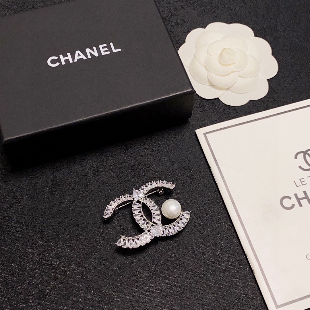 Chanel’s White Diamond Brooch with Freshwater Pearl: Women’s Essential Fashion Accessory - 图片 9