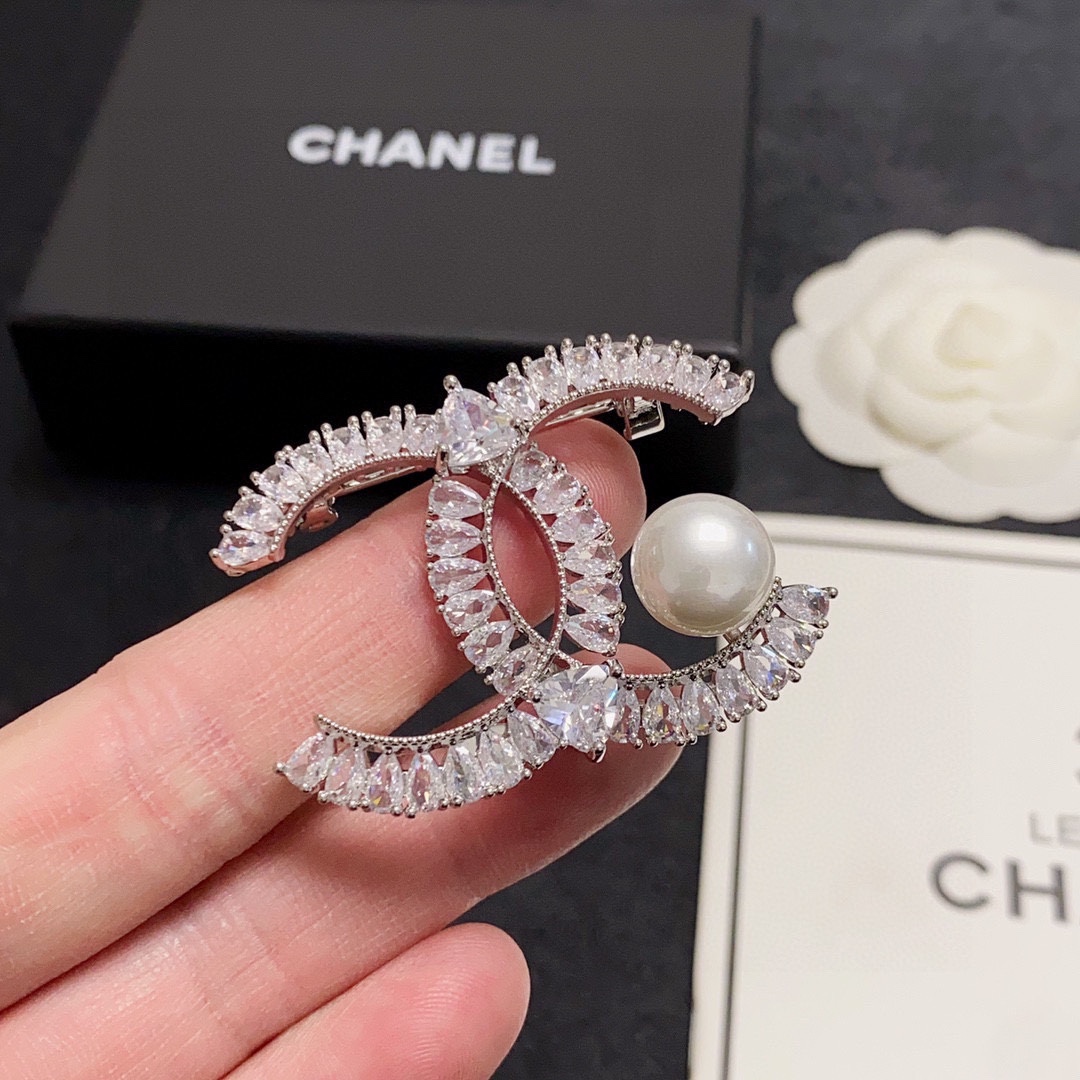 Chanel’s White Diamond Brooch with Freshwater Pearl: Women’s Essential Fashion Accessory - 图片 8