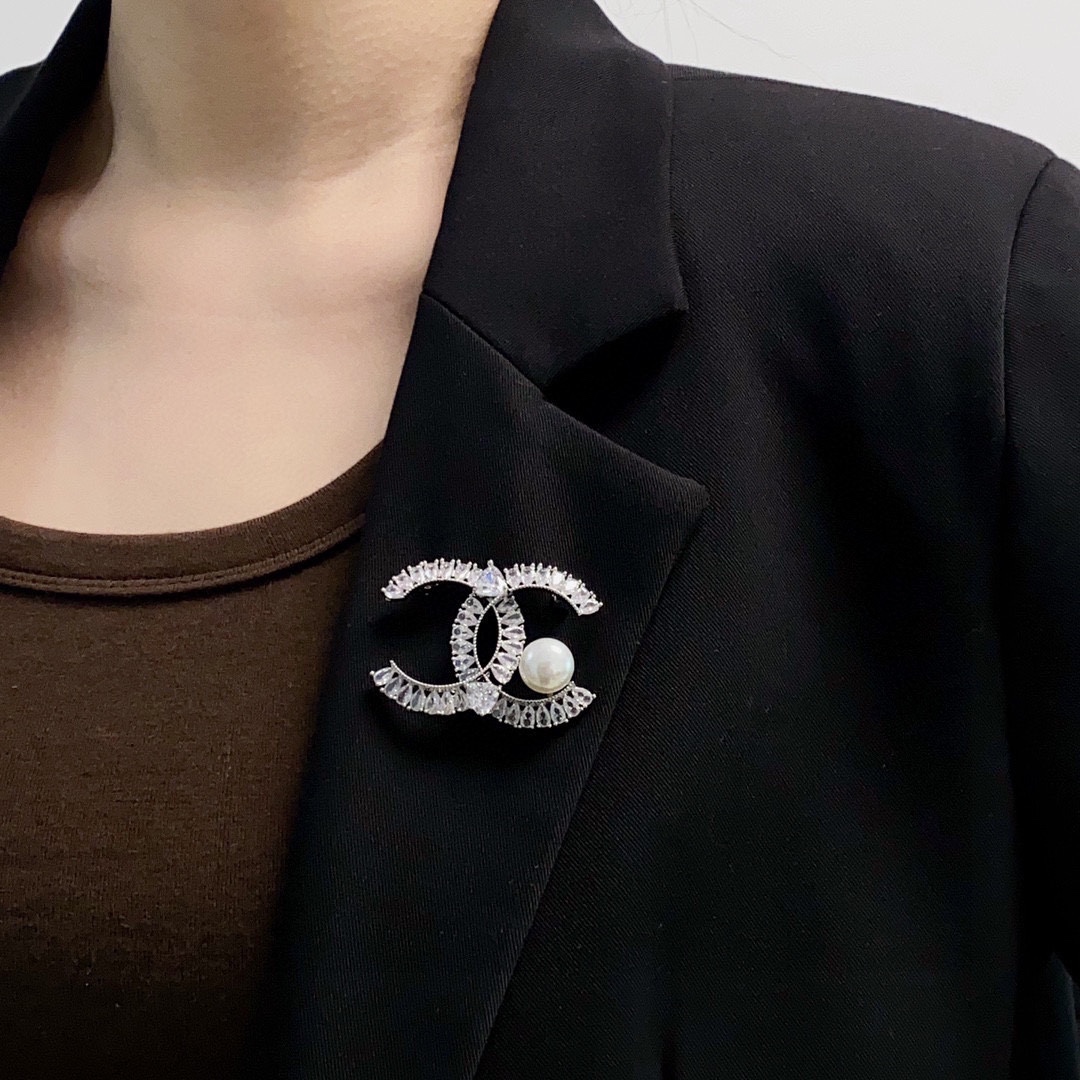 Chanel’s White Diamond Brooch with Freshwater Pearl: Women’s Essential Fashion Accessory - 图片 1