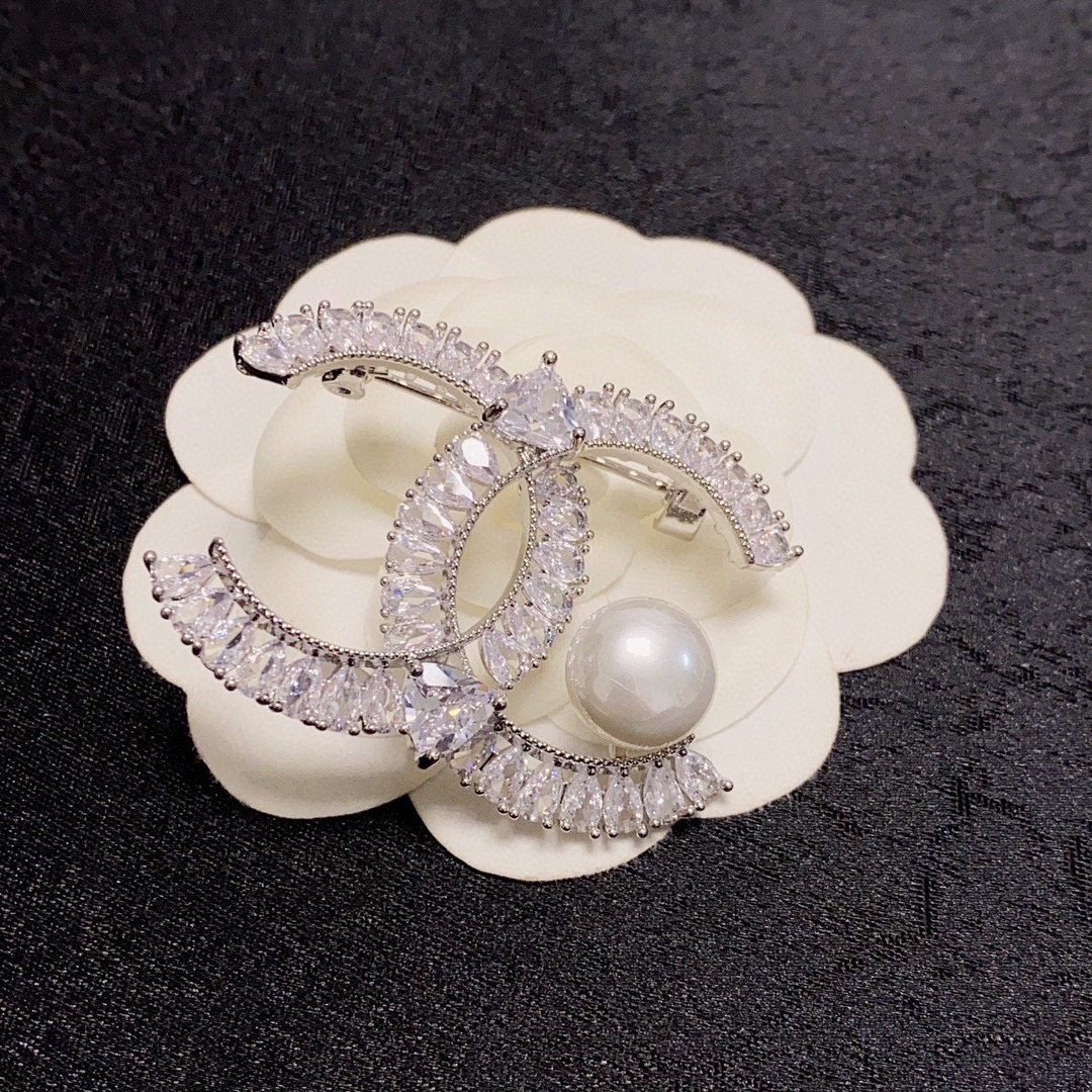 Chanel’s White Diamond Brooch with Freshwater Pearl: Women’s Essential Fashion Accessory - 图片 4