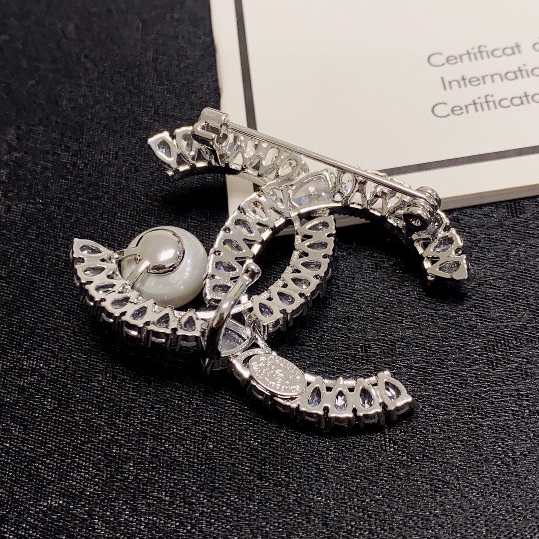 Chanel’s White Diamond Brooch with Freshwater Pearl: Women’s Essential Fashion Accessory - 图片 5