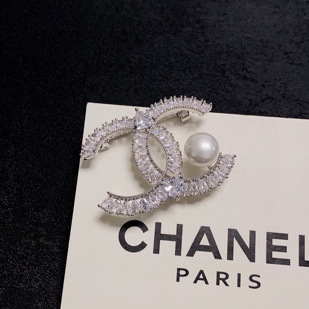 Chanel’s White Diamond Brooch with Freshwater Pearl: Women’s Essential Fashion Accessory - 图片 3