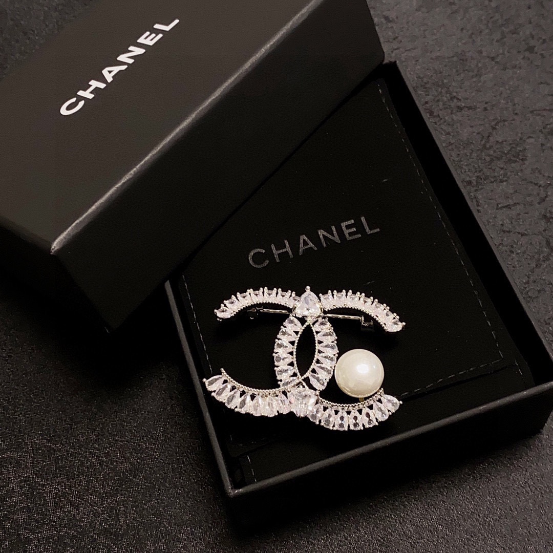 Chanel’s White Diamond Brooch with Freshwater Pearl: Women’s Essential Fashion Accessory - 图片 6