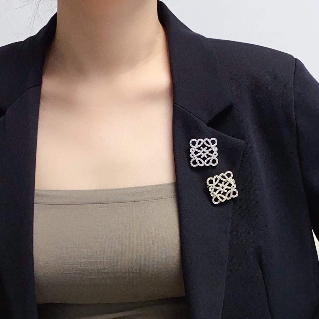 NO:105002,LOEWE new high-end imported diamond small brooch silver high-end sense. Simple line sense. Super high-end suits and coats. Bags and clothes T-shirts can be easily matched. Love, jewelry quality, loewe, loewe, tees, t-shirt, business suit, brooch, breastpin19860909LOEWE罗意威新款高级进口满钻小号胸针银色高级感满分 简单的线条感 搭配西装和大衣都超高级 包包衣物T恤都可以简单搭配 爱了爱了,饰品精品,loewe,loewe,tees，t-shirt,business suit,brooch，breastpin,Jewelry