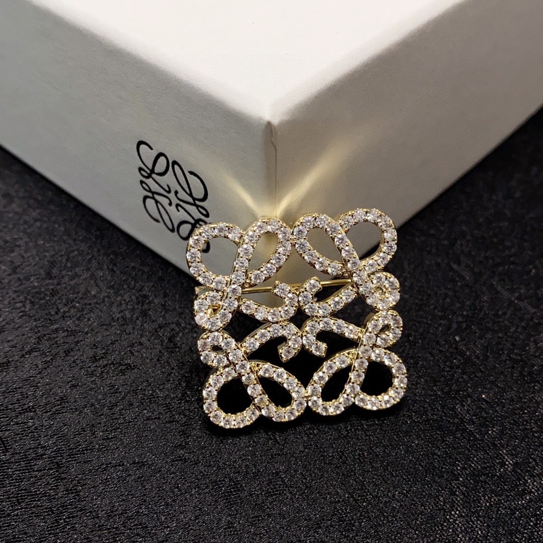 Fashionable Entrance to Lowell’s New Import: Silver Pins, High Suits, Easy T-Shirts, Love. - 图片 5