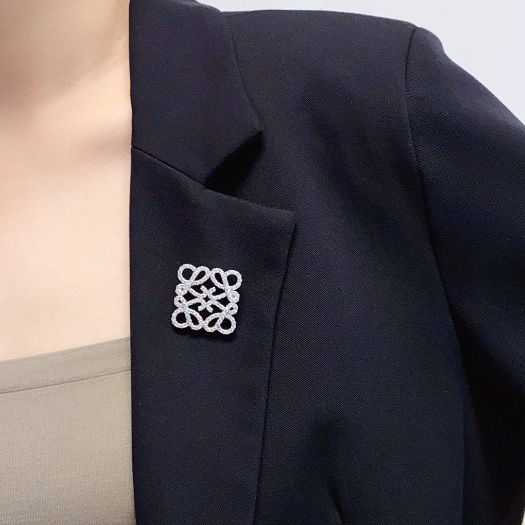 Fashionable Entrance to Lowell’s New Import: Silver Pins, High Suits, Easy T-Shirts, Love. - 图片 2