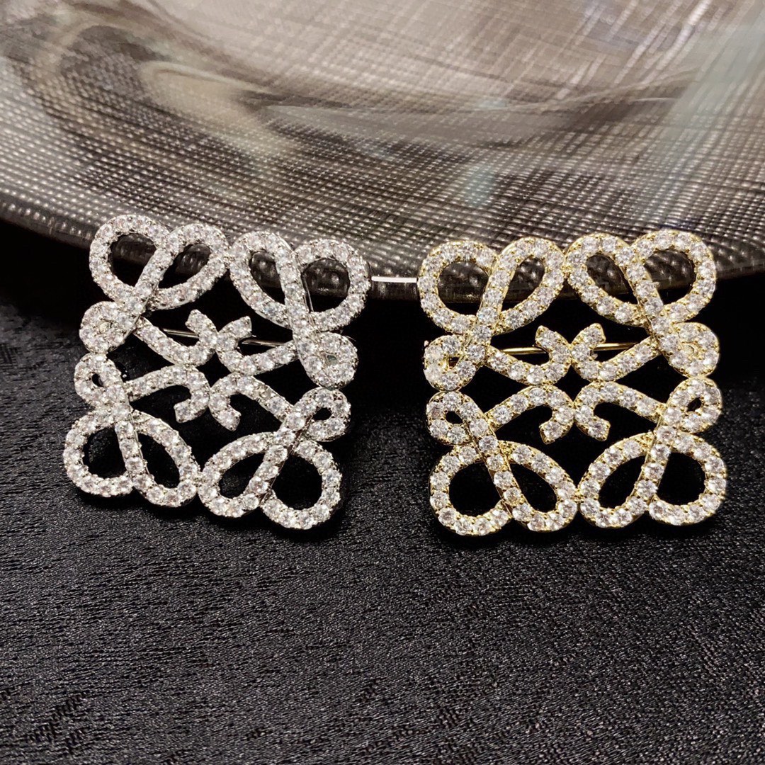 Fashionable Entrance to Lowell’s New Import: Silver Pins, High Suits, Easy T-Shirts, Love. - 图片 7