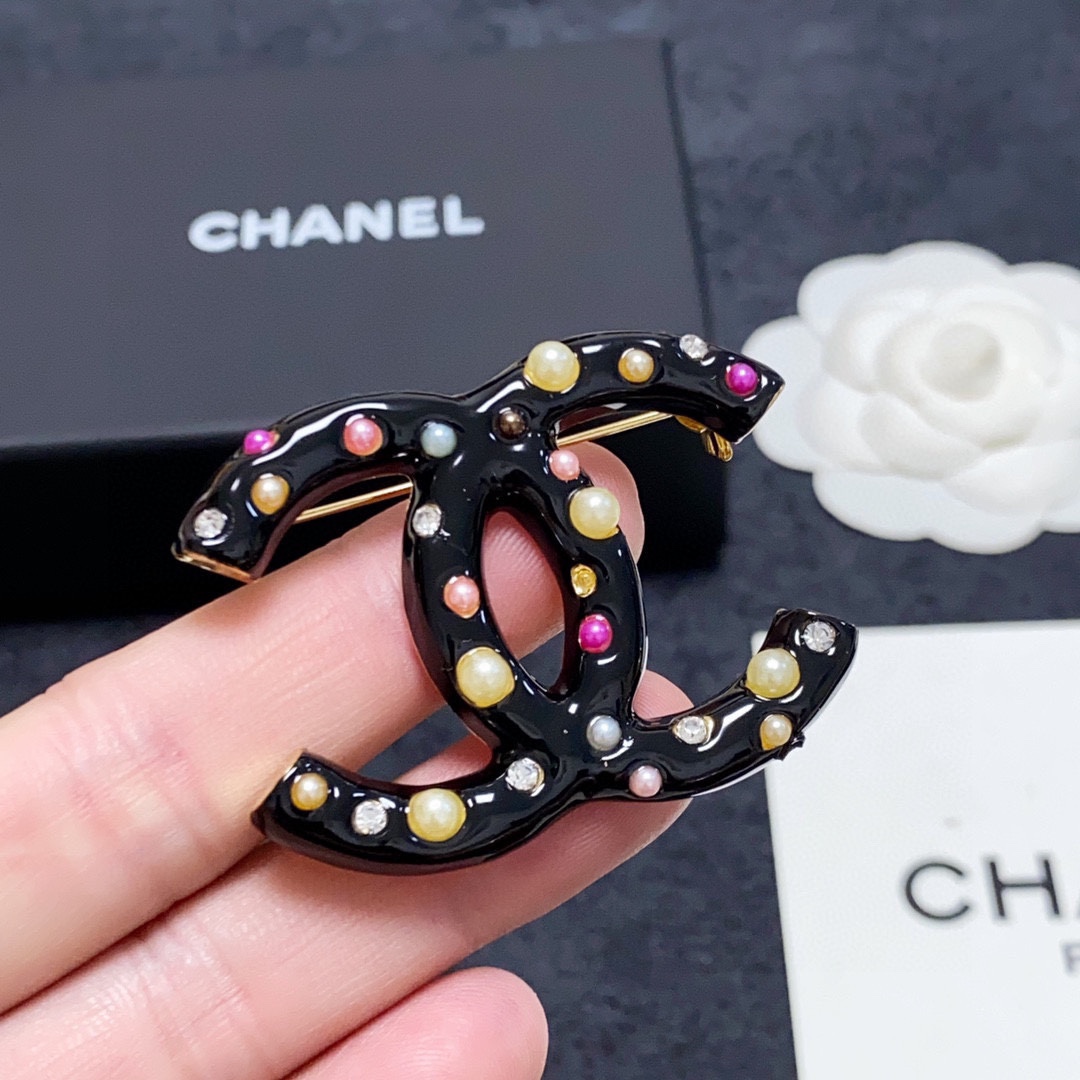 NO:105004,CHANEL Xiaoxiang The new colored pearl-diamond black Chanel brooch is the jewelry that understands women the most. Women who devote all their efforts to be themselves often cherish the meaning of the brooch more. Ms. Chanel pinned the brooch on the hat and told those fashionable ladies who imitated her [breasts are very practical, they can be pinned on the suit collar, pocket, hat, belt or evening gown, jewelry boutique, chanel, chanel, business suit, brooch, breastpin, hats19860909CHANEL小香 专柜新款彩色珍珠钻奶黑色香奈儿胸针,是最懂女人的饰物.那些倾注了全部心血去做自己的女人,往往更珍惜胸针的意义.香奈儿女士把胸针别在帽子上,并告诉那些模仿她的时髦女士们[胸针可是非常实用,它可以别在西装领上、口袋上、帽子上、腰带上或者是晚礼服上,饰品精品,chanel,chanel,business suit,brooch，breastpin,hats,Jewelry