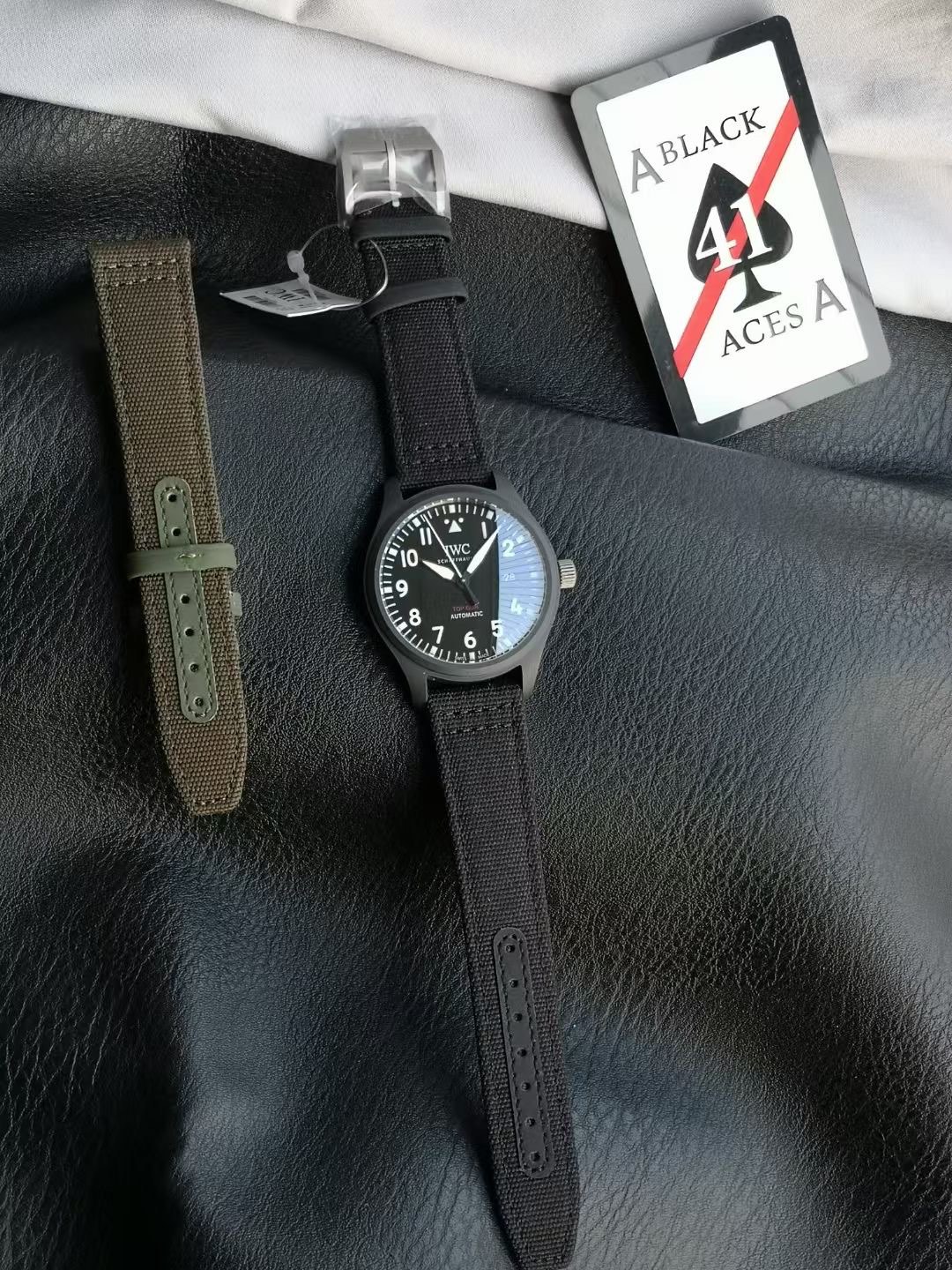 NO:617533,[XR’s new masterpiece and ingenuity inherits the IWC pilot series watch] Exclusive customized version!  The three-hand calendar 41MM watch has launched a black dial version, using minimalist black and white contrast to present a sharper visual style. It adopts a newly developed 'luminous digital dial' to greatly improve the reading experience at night. It is equipped with an original imported automatic winding movement with a swing frequency of 28800vph and a power reserve of 72 hours.  The original case is made of ceramic integrated, which is wear-resistant and corrosion-resistant, and its texture is comparable to the original. The original titanium buckle is paired with a black fabric strap, and the exquisitely polished titanium metal bottom is decorated with an embossed pattern, giving it a three-dimensional personality!  XR boutiques are on sale in limited edition, welcome to taste!  When you place an order, you will receive a pair of original green canvas straps!  ,,iwc19860909【XR全新力作匠心传承IWC万国飞行员系列腕表】独家定制版本！ 大三针日历41MM腕表,推出黑色表盘版本,采用极简的黑白对比呈现更犀利的视觉风格. 采用全新研发的「夜光数字表盘」,大幅提高夜间的读时体验. 搭载原装进口自动上链机芯,摆频28800vph,动力储备72小时. 原壳采用陶瓷一体化,耐磨抗腐蚀,质感媲美原装,原版钛扣搭配黑色织物表带,精品打磨钛金属表底装饰浮雕图案,立体个性！ XR精品限量发售,欢迎品鉴！下单即送原版绿色帆布表带一副！,,iwc,Watch