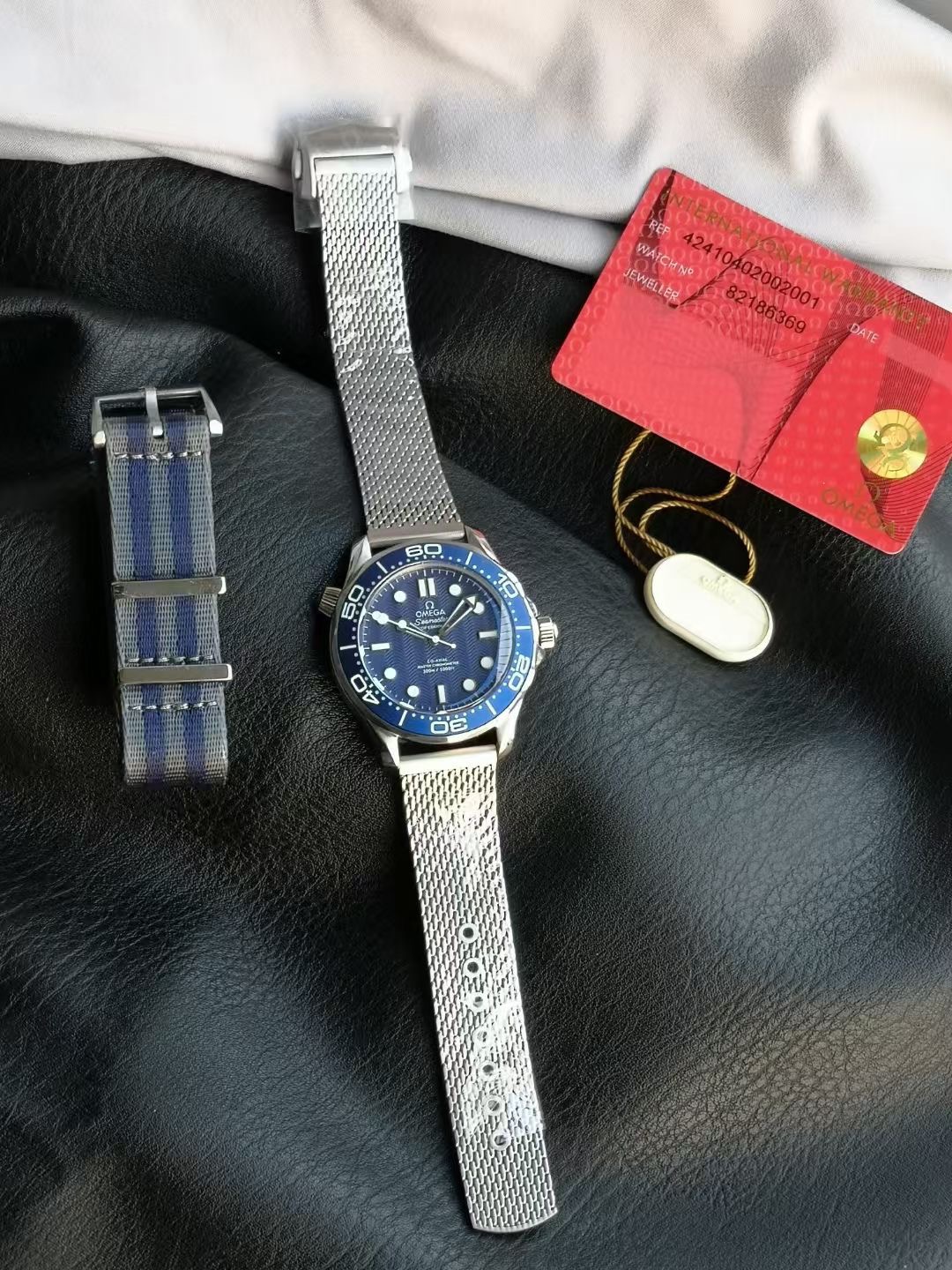 NO:617545,[ER's new masterpiece, ingenious heritage OMEGA 007-Seamaster Diver 300M] Exclusive customized version!  The only correct version on the market, the back cover glass gradient design, finely ground mesh belt, and the head grain are the same as the original!  Details are in place!  The watch case is made of 904 fine steel, which is polished and shiny, strong and wear-resistant, and not easy to oxidize. It will still look like new after being worn for a long time!  Hand-ground crystal sapphire pot cover glass, shiny and scratch-resistant, extraordinary glass coating!  Exclusively customized 8806 double T movement, its functions are consistent with the original version, and it has a super long 72 hours of kinetic energy!  More stable!  The exquisite blue dial is equipped with hollow rhodium-plated hour and minute hands, which contrasts with the aluminum 'lollipop' minute hand covered with white lacquer!  The color of the bezel and dial is matched, and the top ice blue luminous display!  ER boutique is on sale in limited edition, the same style as the James Bond star, welcome to taste it!  When you place an order, you will get a pair of original canvas straps for free!  ,,omega19860909【ER全新力作匠心传承OMEGA欧米茄007-Seamaster Diver 300M】独家定制版本！ 市场唯一对版版本,后盖玻璃渐变设计,精磨网带,头粒与原版一致！细节到位！ 表壳采用904精钢材质,抛光闪耀,坚固耐磨、不易氧化,长久佩戴依旧光采如新！ 手工精磨水晶蓝宝石锅盖玻璃,闪亮耐刮,非普通玻璃镀膜！ 独家定制8806双T机芯,功能与原版一致,超长72小时动能！更稳定！ 精美的蓝色表盘搭配镂空镀铑时针和分针,与覆以白色漆面的铝质“棒棒糖”分针形成属目对比！表圈、表盘颜色对版,顶级冰蓝夜光显示！ ER精品限量发售,詹姆斯邦德明星同款,欢迎品鉴！下单即送原版帆布表带一副！,,omega,Watch