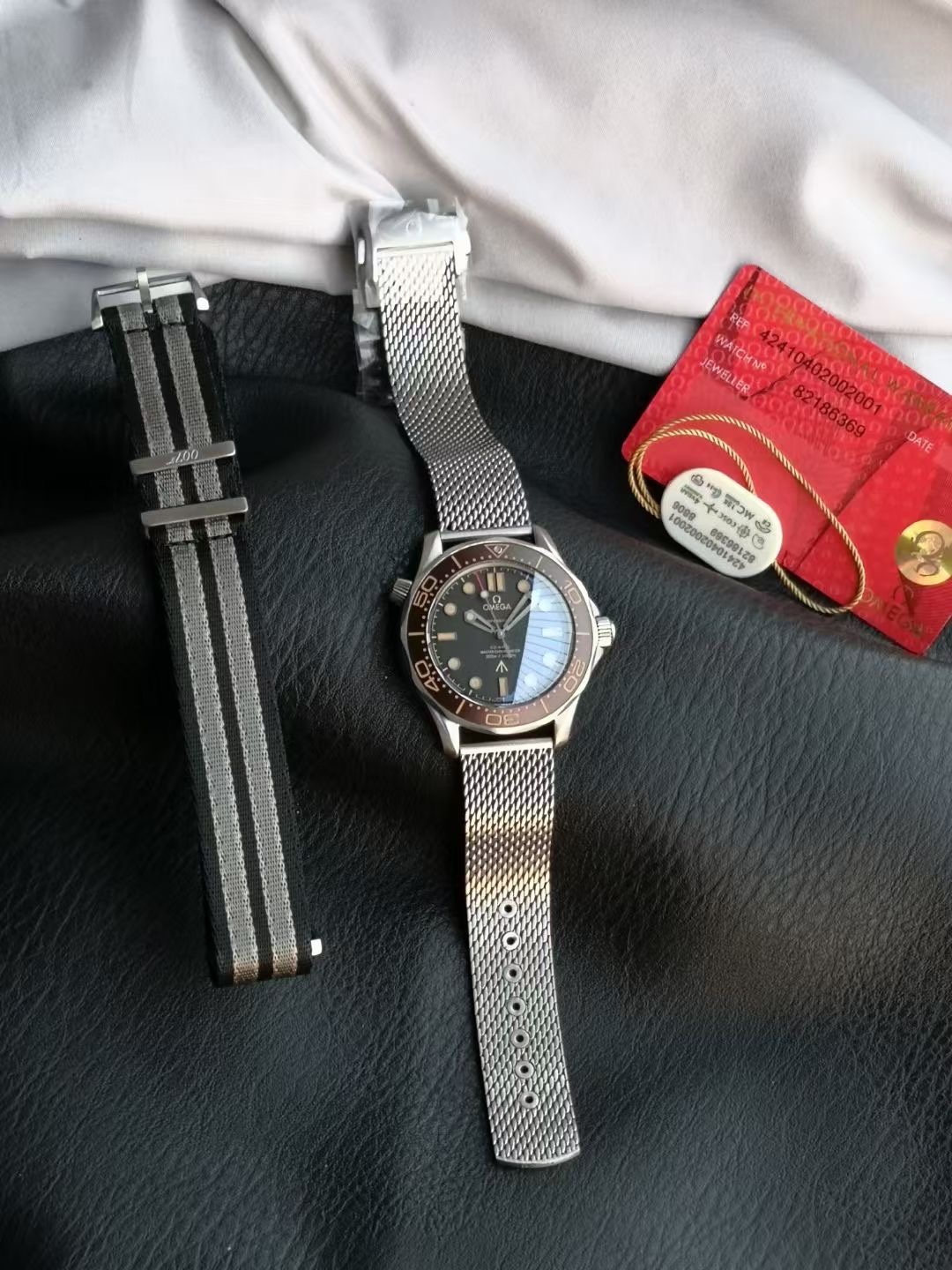 NO:617550,[ER's newly upgraded ingenuity and heritage OMEGA Bond 007-No Time to Die] V2 version!  The watch case is made of high-quality titanium alloy, which is lightweight, strong and wear-resistant, and not easy to oxidize and corrode. It will still look like new after being worn for a long time!  Hand-ground crystal sapphire pot cover glass, shiny and scratch-resistant, extraordinary glass coating!  Exclusively customized 8806 movement, its functions are consistent with the original version, and it has super long 72 hours of kinetic energy!  The upgraded original version has the same finely ground pure titanium mesh belt, which is different from the old version and is more refined, with upgraded texture and upgraded taste!  The upgraded version has a flatter bezel, smoother rotation, in-depth details, matching bezel and dial colors, and top-notch ice blue luminous display!  ER boutique is on sale in limited edition, V2 version of the same style as James Bond star, welcome to taste it!  When you place an order, you will get a pair of original canvas straps for free!  ,,omega19860909【ER全新升级匠心传承OMEGA欧米茄邦德007-无暇赴死】V2版本！ 表壳采用精品钛合金材质,具备轻便、坚固耐磨、不易氧化腐蚀的特性,长久佩戴依旧光采如新！ 手工精磨水晶蓝宝石锅盖玻璃,闪亮耐刮,非普通玻璃镀膜！ 独家定制8806机芯,功能与原版一致,超长72小时动能！ 升级原版一致精磨纯钛网带,区别于旧版,更精致,质感升级,品味升级！ 升级版圈口更平整,旋转更丝滑,细节到位,表圈、表盘颜色对版,顶级冰蓝夜光显示！ ER精品限量发售,詹姆斯邦德明星同款V2版,欢迎品鉴！下单即送原版帆布表带一副！,,omega,Watch