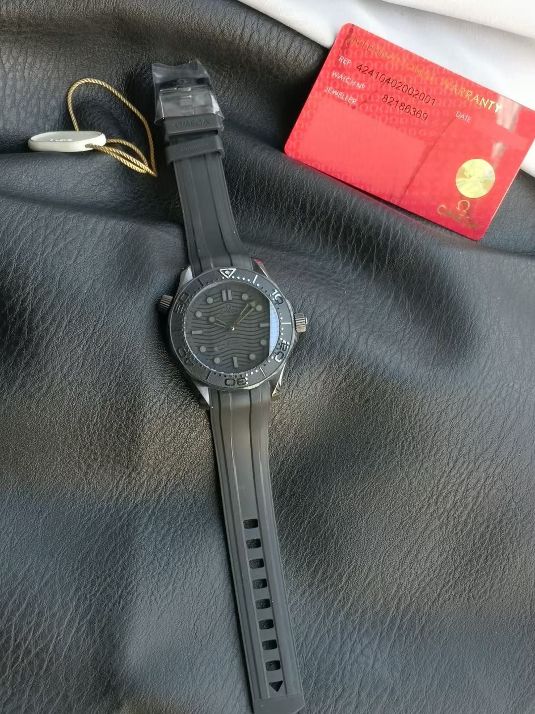 NO:617540,BO Factory Omega Seamaster Black Seamaster Diving Watch is coming!  The most accurate version on the market, welcome to taste it!  The original size is 43.50mm, integrated full-shell ceramic, the case, bezel, and corrugated pattern dial are all made of black zirconia [Zr02] technology. The bezel rotates smoothly and has good waterproof effect!  The hollow hands and the luminous beads at 12 o'clock on the bezel are covered with Super-LumiNova!  The color rendering is excellent!  Exclusively customized 8806 integrated movement, the texture, structure, balance wheel position and hollowing are all consistent with the original version!  The beauty of operation is clearly visible. Using mature etching technology, the logo details and back cover lettering are smooth, sharp and beautiful!  ,,omega19860909BO厂欧米茄海马米墨黑海马潜水腕表重磅来袭！市面最对版版本,欢迎品鉴！ 原版尺寸43.50mm,一体化整壳陶瓷,表壳、表圈、波纹图案表盘均采用黑色氧化锆[Zr02]技术制成.圈口旋转丝滑,防水效果好！ 镂空指针及圈口12点位的夜光珠均覆有Super-LumiNova夜光涂层！显色程度极佳！ 独家定制8806一体机芯,纹理、结构、摆轮位置和镂空均与原版一致！运转美态清晰可见. 采用成熟的蚀刻工艺,logo细节及后盖刻字平整锐利美观！,,omega,Watch