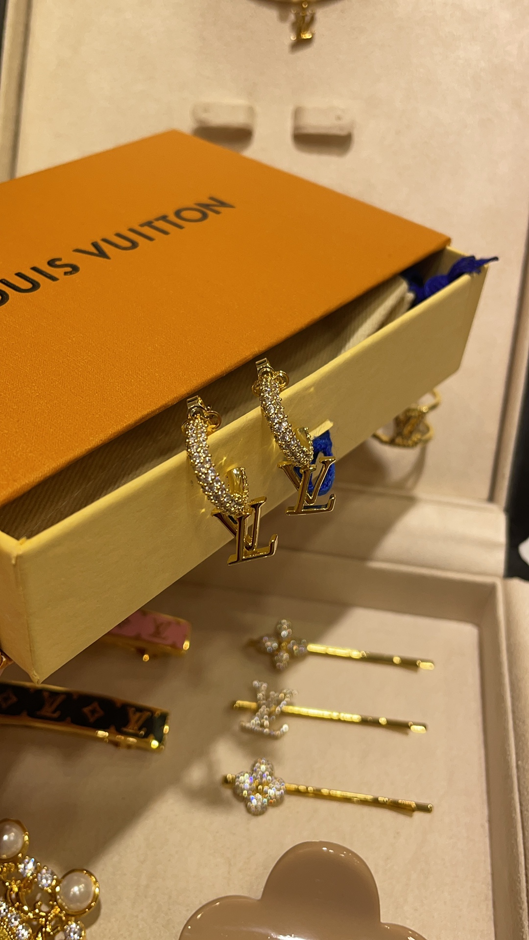 NO:631707,88180, Today’s new products are classic and versatile. New gold letter pendants full of diamond earrings. Pavé zircon small earrings. Classic LV letter pendants. Fashionable and noble but highly recognizable. z consistent brass material. Wax inlaid zircon, Louis Vuitton, earrings, Cartier high-end jewelry.1986090988180,今日新品经典百搭  新款金色字母小吊坠满钻耳环 密镶锆石小耳圈经典LV字母吊坠 时髦贵气的同时又极具辨识度 z一致黄铜材质 蜡镶锆石,,louis vuitton,earrings,卡迪亚高端饰品,Jewelry