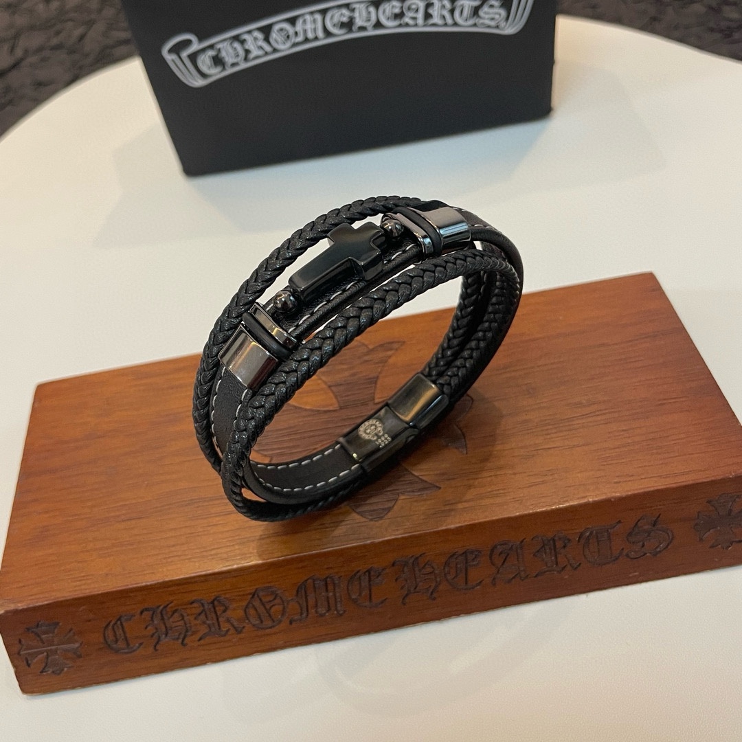 NO:108579,New [Counter Quality] Chrome Hearts Cross Leather Rope Bracelet Retro Aging Pattern Design Styles Different Concave and Convex Scout Flowers are Croxin's logo, so they last longer. Genuine Chrome Hearts Croxin Difference to the market ordinary light version, match the quality of the version, look at the details of the letter printing, the degree of retro old gray oxygen. Seiko version!  , jewelry boutique, chrome hearts, chrome hearts, bracelet19860909新款【专柜品质】Chrome Hearts克罗心 十字架皮绳手镯 复古做旧 凹凸造型不同的花纹设计风格呈现出与众不同 十字架童军花是克罗心的标志 所以更经久不衰 正品打版Chrome Hearts克罗心 区别市场普通轻版 对版对标品质 看字印细节 复古做旧灰氧程度.精工版本！,饰品精品,chrome hearts,chrome hearts,bracelet,Jewelry